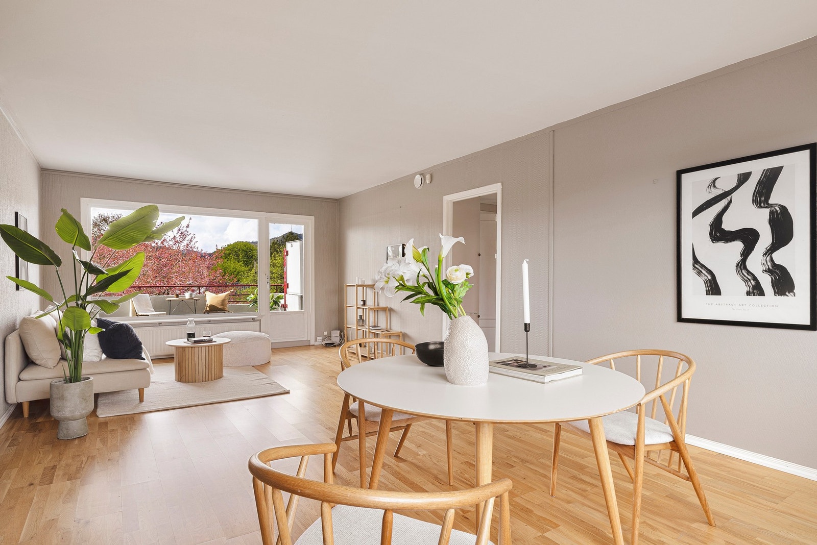 Her er det plass til en stor sofagruppe, i tillegg til spisebord Galleribilde