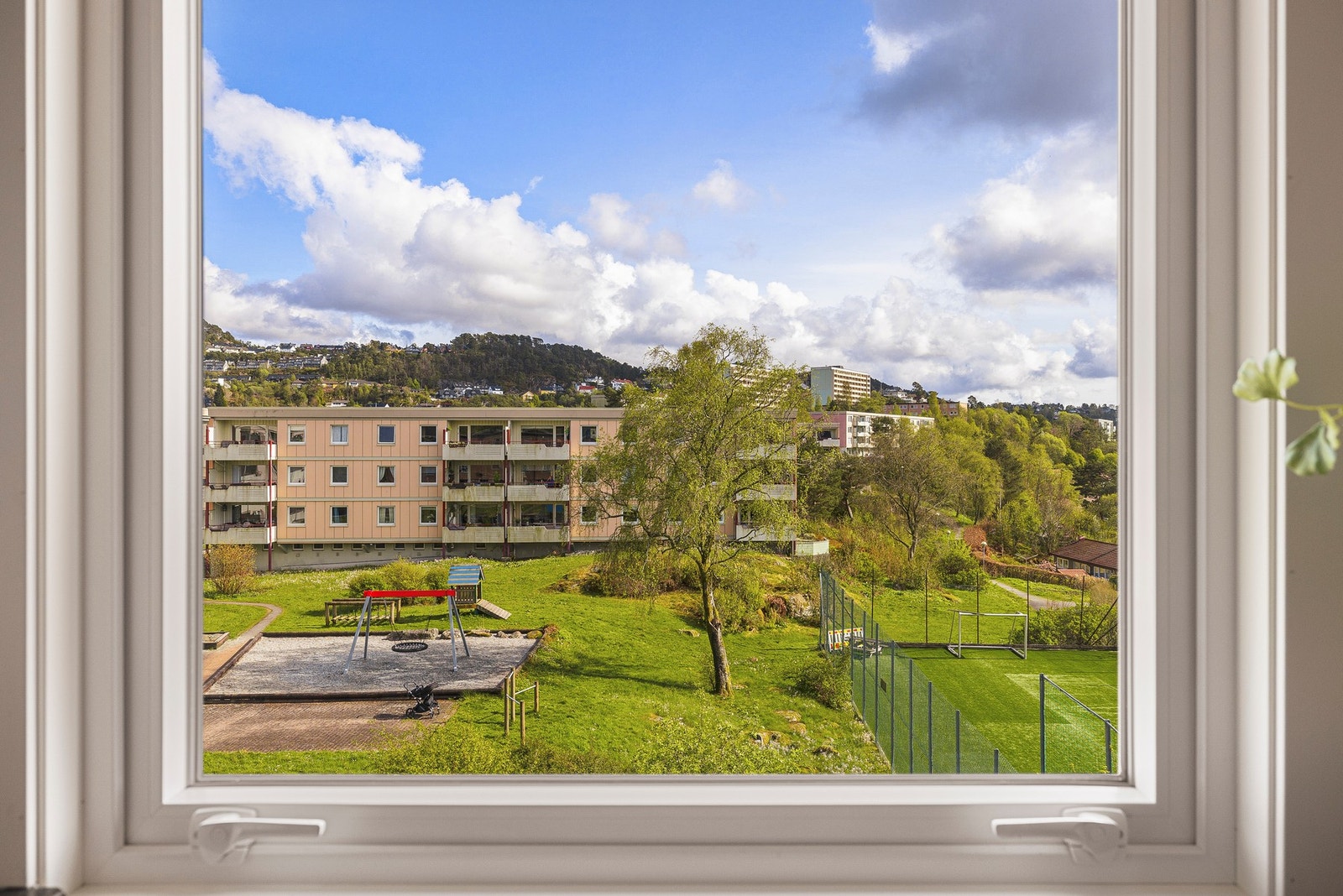 Flott utsikt over nærområdet fra kjøkken. Galleribilde