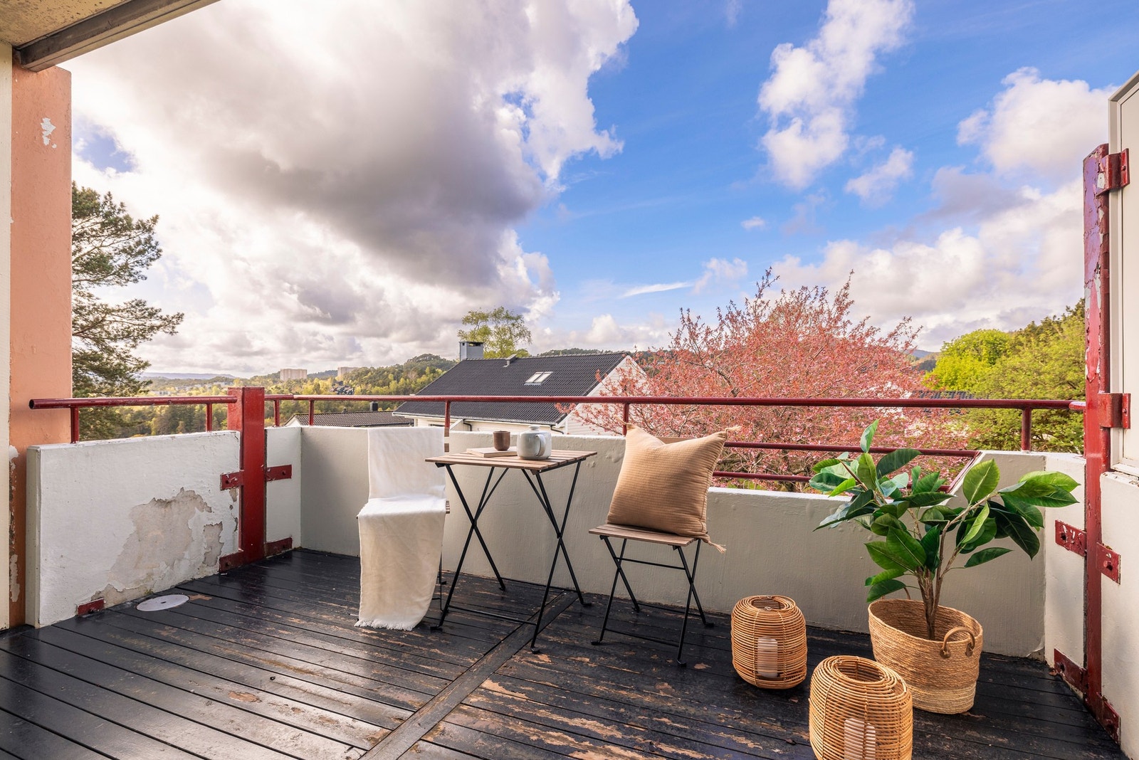 Leiligheten har en sentral beliggenhet med kort avstand til buss, bybane, treningssenter mm. Galleribilde