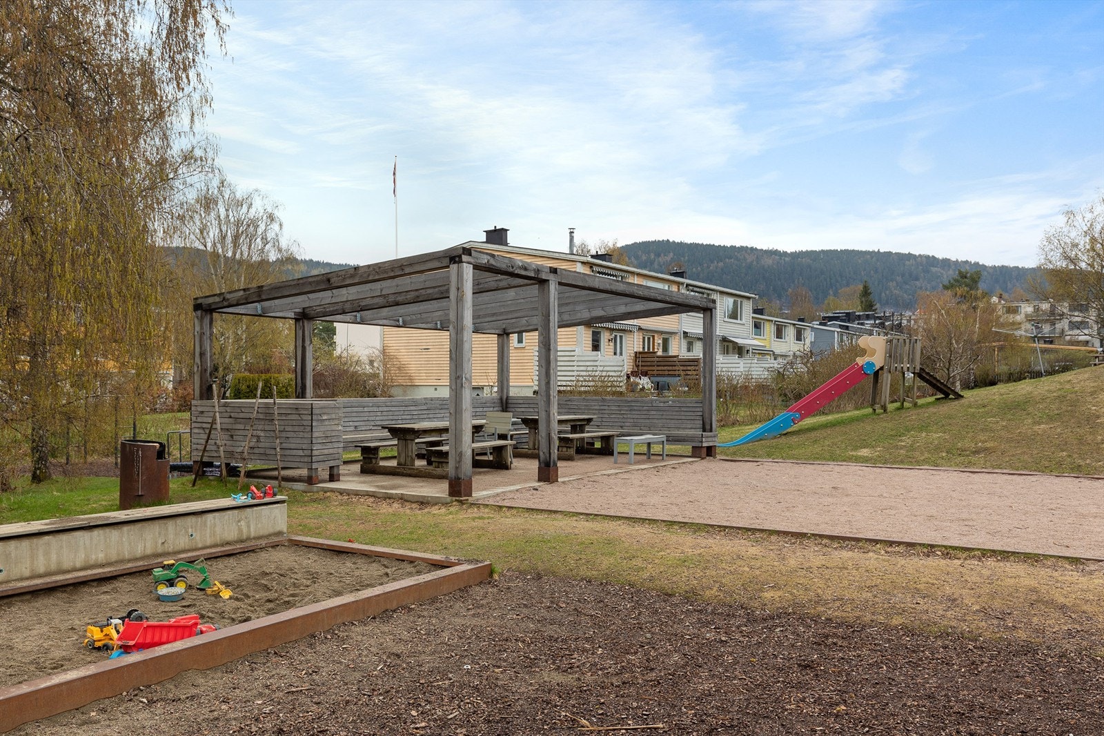 Pergola og felles grillplass for sameiet Galleribilde