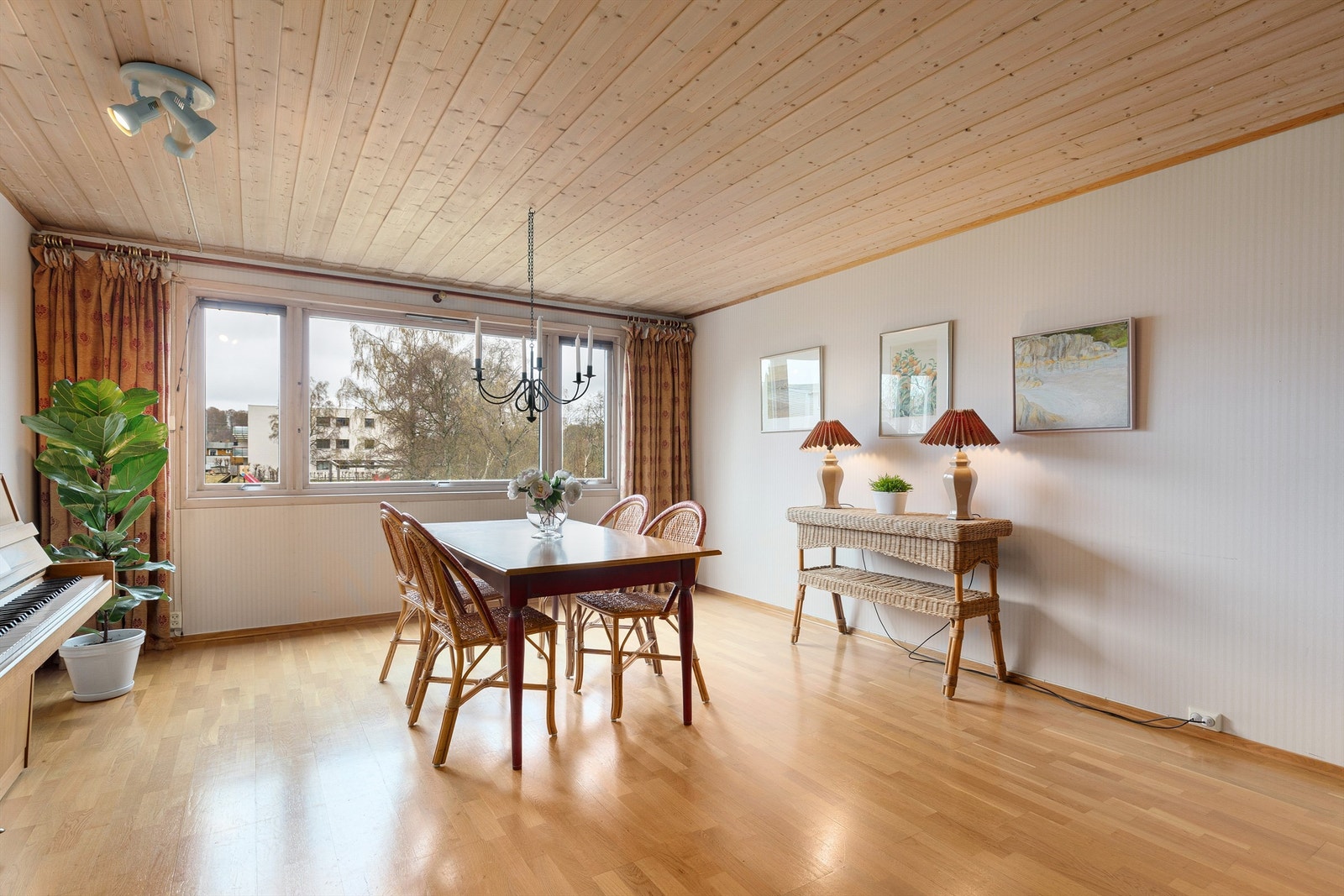 Lys og romslig stue med god plass til sittegruppe og spisestue Galleribilde