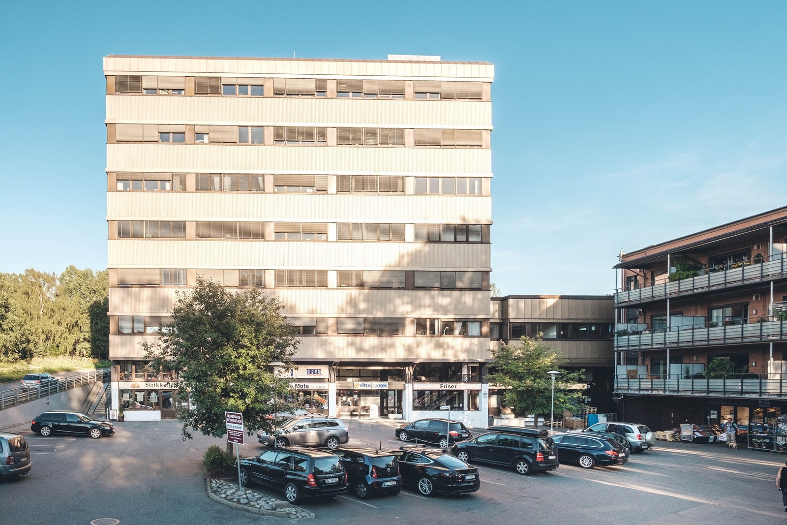 På Stillatorvet (ca 10 minutters gange fra huset) er det stor Rema-butikk, Ulljentene, apotek og frisør Galleribilde