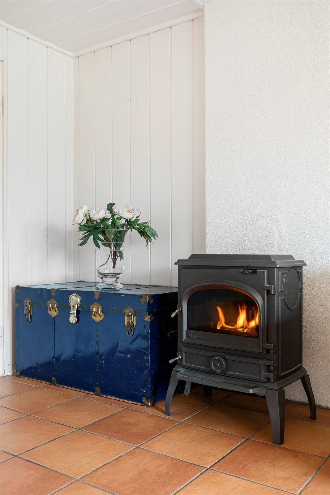 Peisovn i stuen i underetasjen Galleribilde