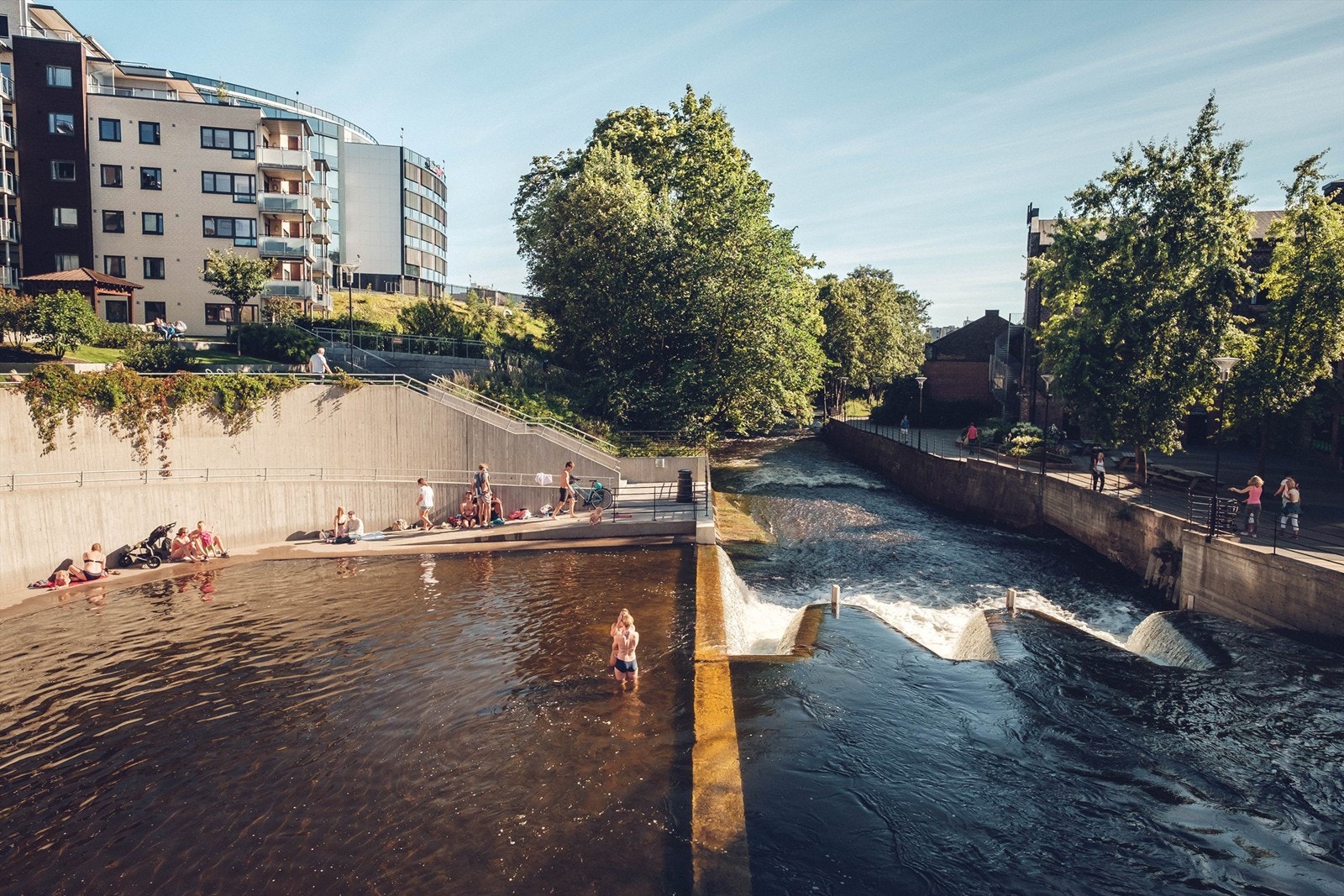 Følg turstien langs Akerselva til Nydalen med flere kaféer og butikker Galleribilde