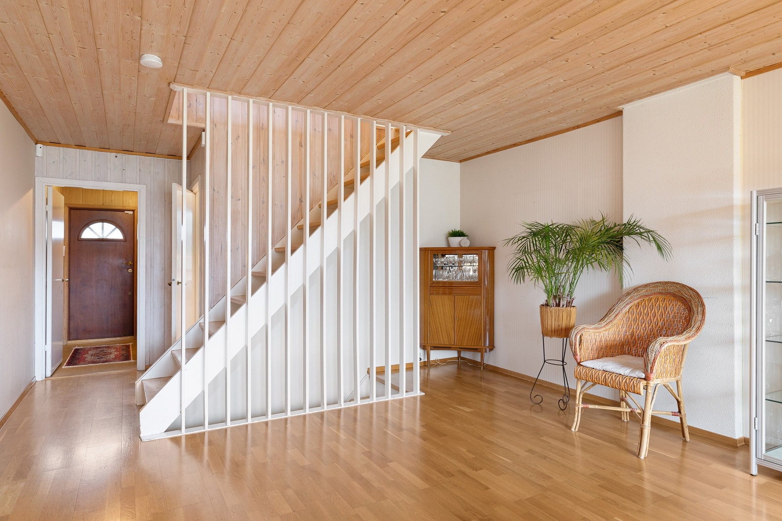 Trappen ned til underetasjen og opp til 2. etasje Galleribilde