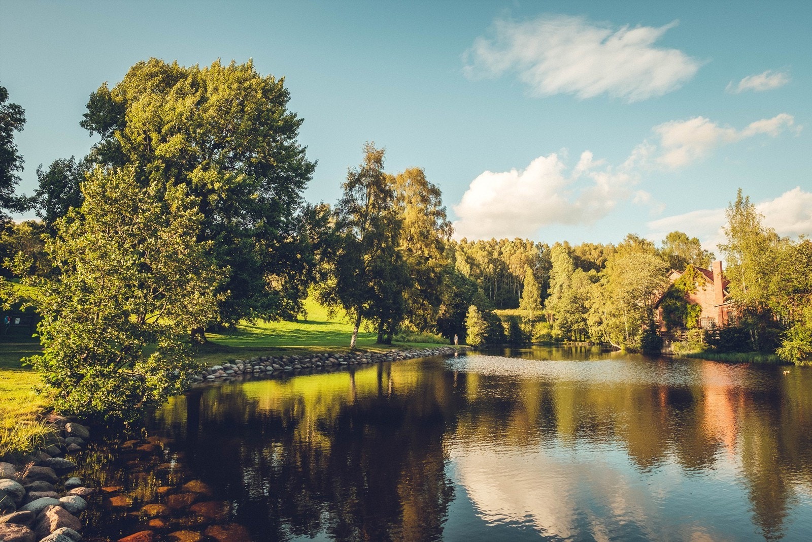 Flere fine badeplasser i nærområdet, her fra Brekkedammen Galleribilde