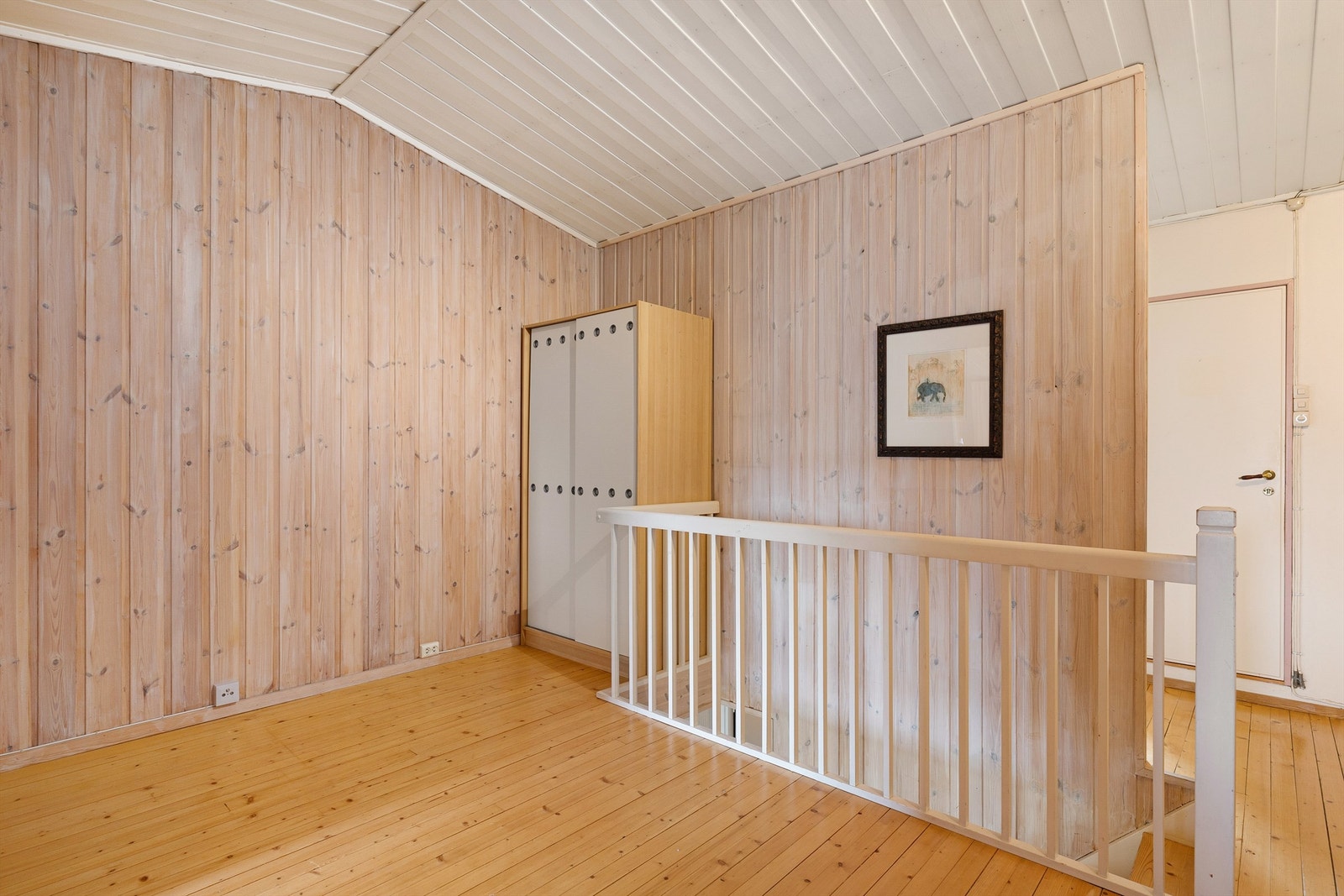 Romslig gang i 2. etasje med god plass til lagring eller lekeareal. Ypperlig område for hjemmekontor Galleribilde