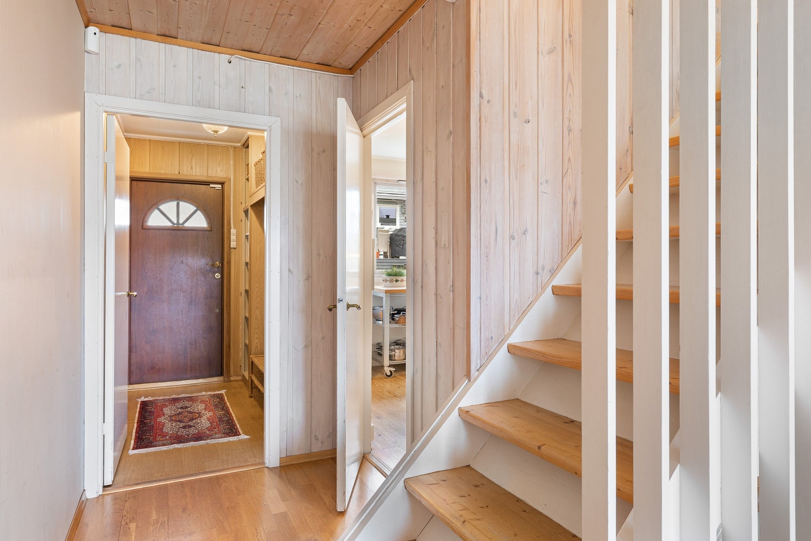 Fra gangen går trappen opp i 2. etasje Galleribilde