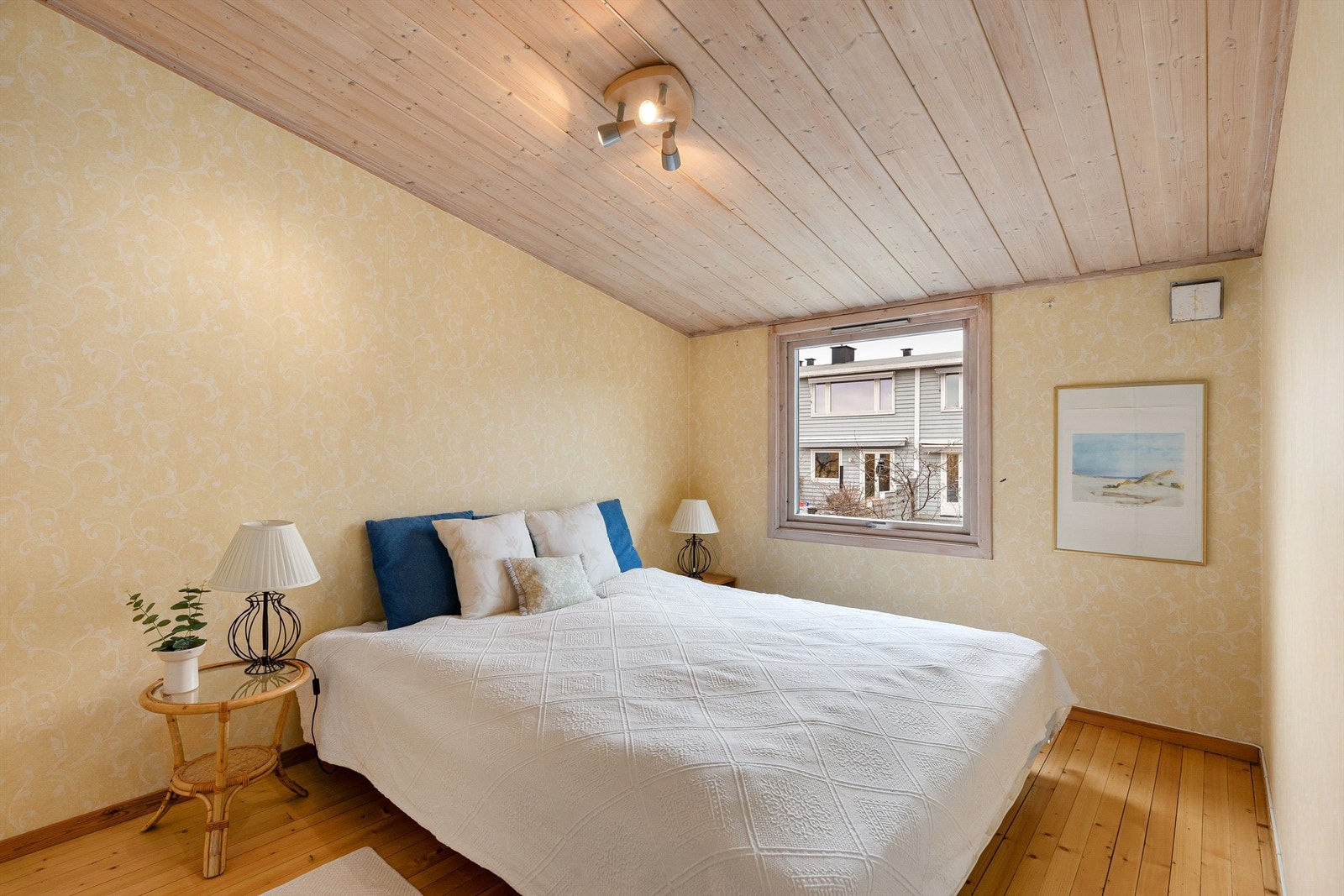 Romslig hovedsoverom med god plass til stor dobbeltseng og nattbord Galleribilde