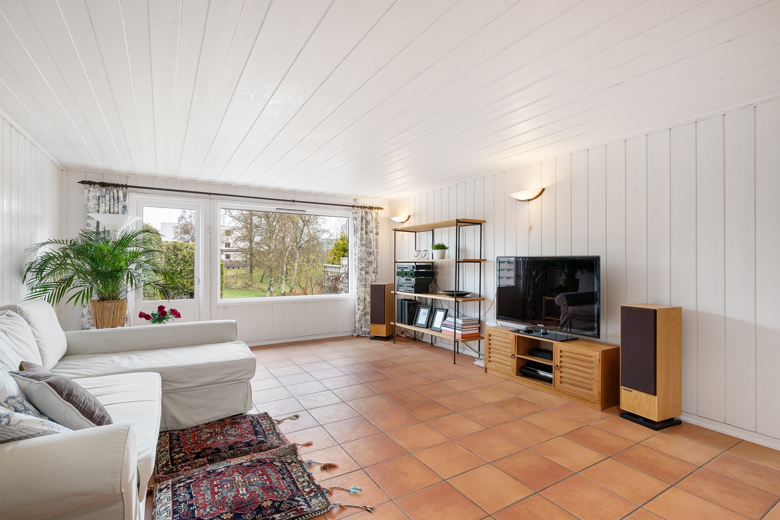 Fra stuen er det direkte utgang til boligens uteareal med markterrasse og plen Galleribilde