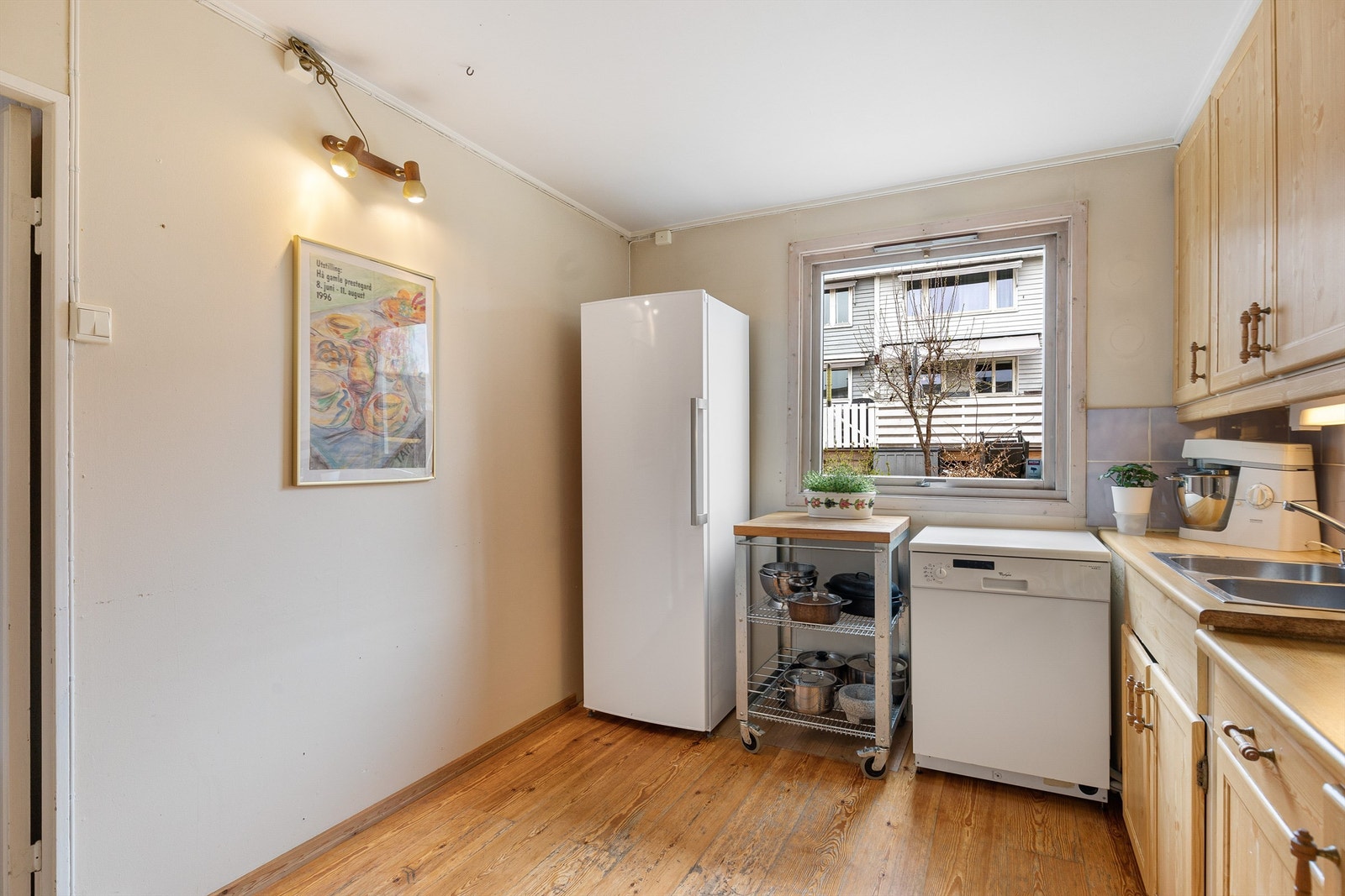 God plass til hyggelig frokostbord på kjøkkenet Galleribilde