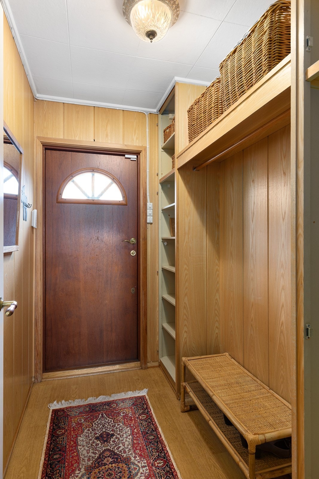 Entré med klesoppheng og hyller Galleribilde