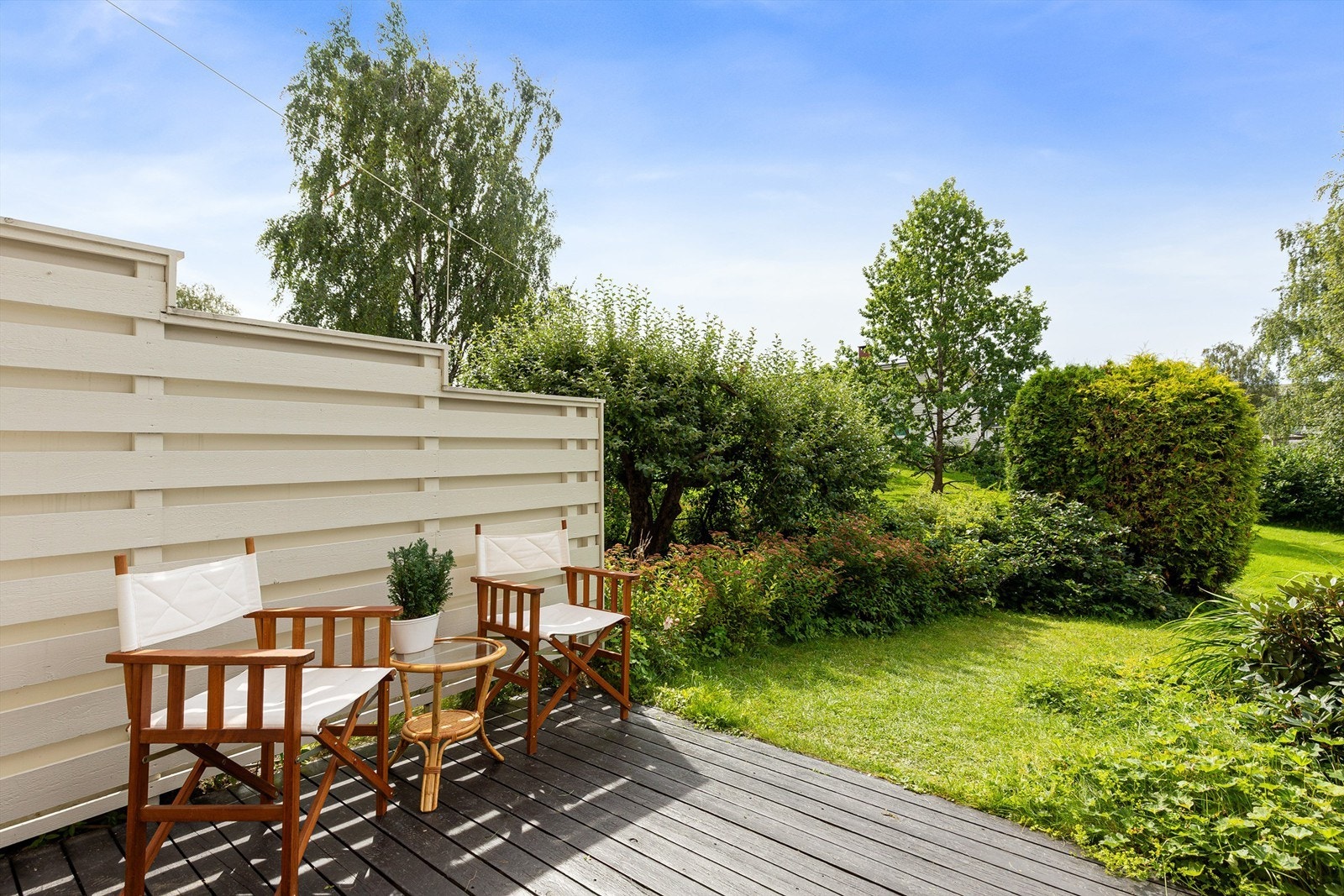 Skjermet, sydvestvendt markterrasse og hage med veldig gode solforhold Galleribilde