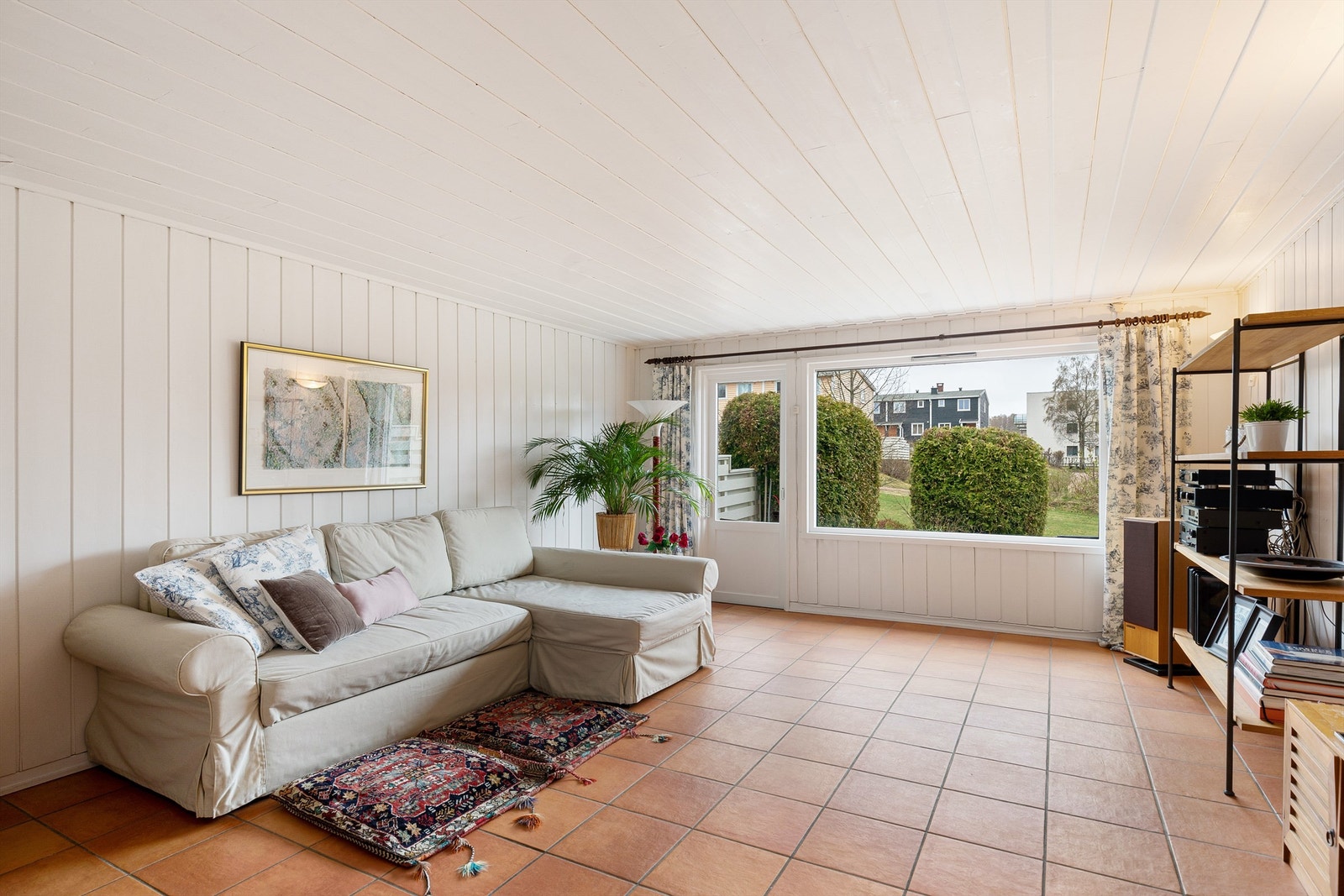 Meget romslig stue i underetasjen med store vindusflater Galleribilde