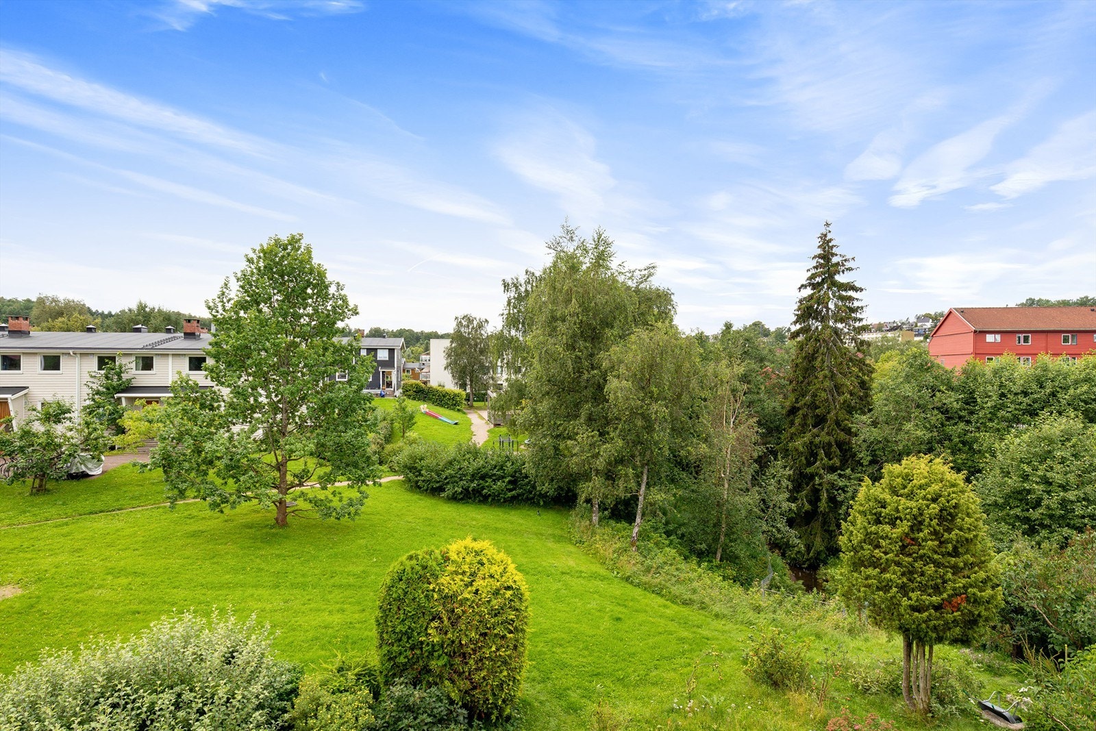 Fra vinduet er det utsyn mot sameiets bilfrie fellesarealer Galleribilde