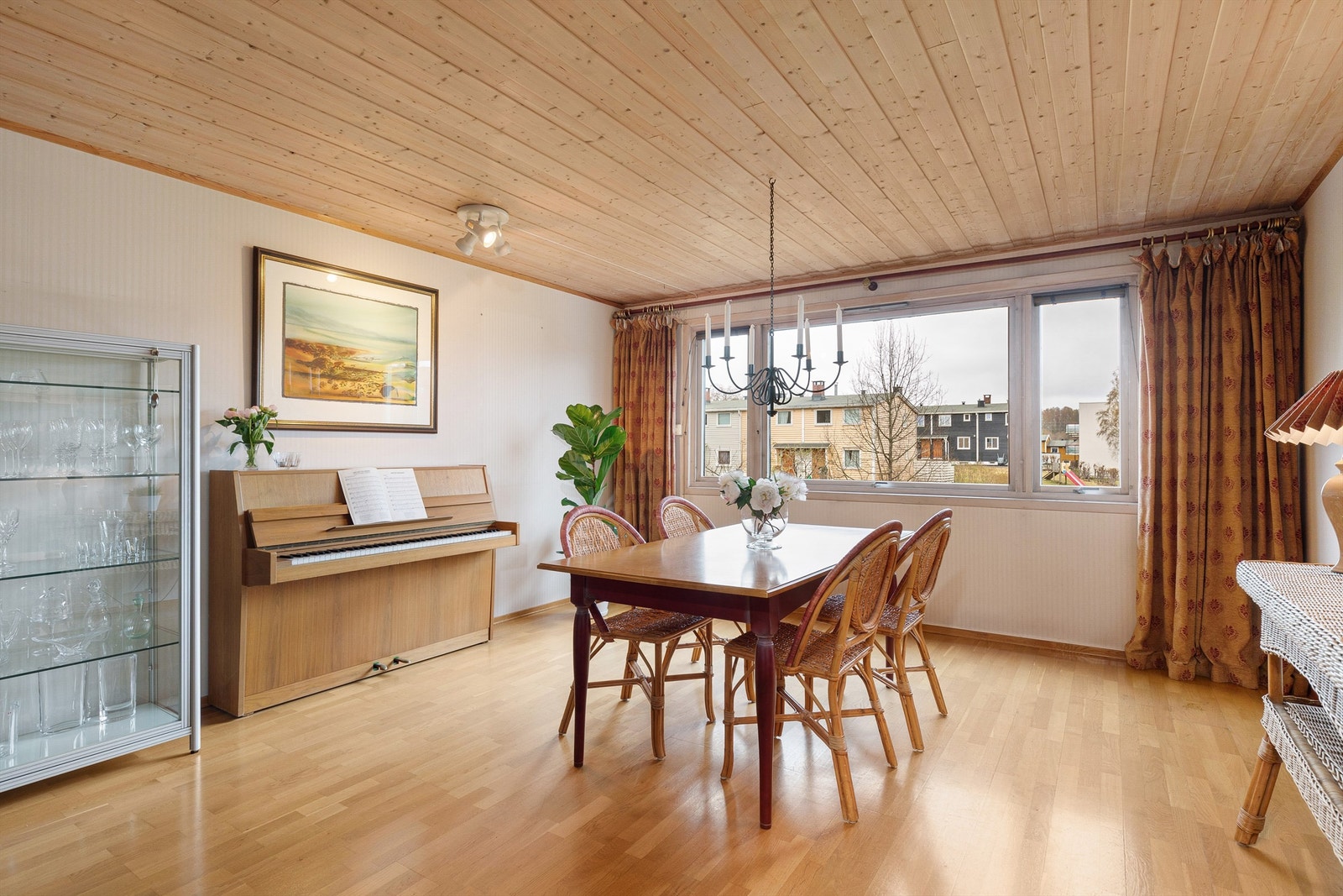 Stuen vender mot sydvest og har gode lysforhold Galleribilde