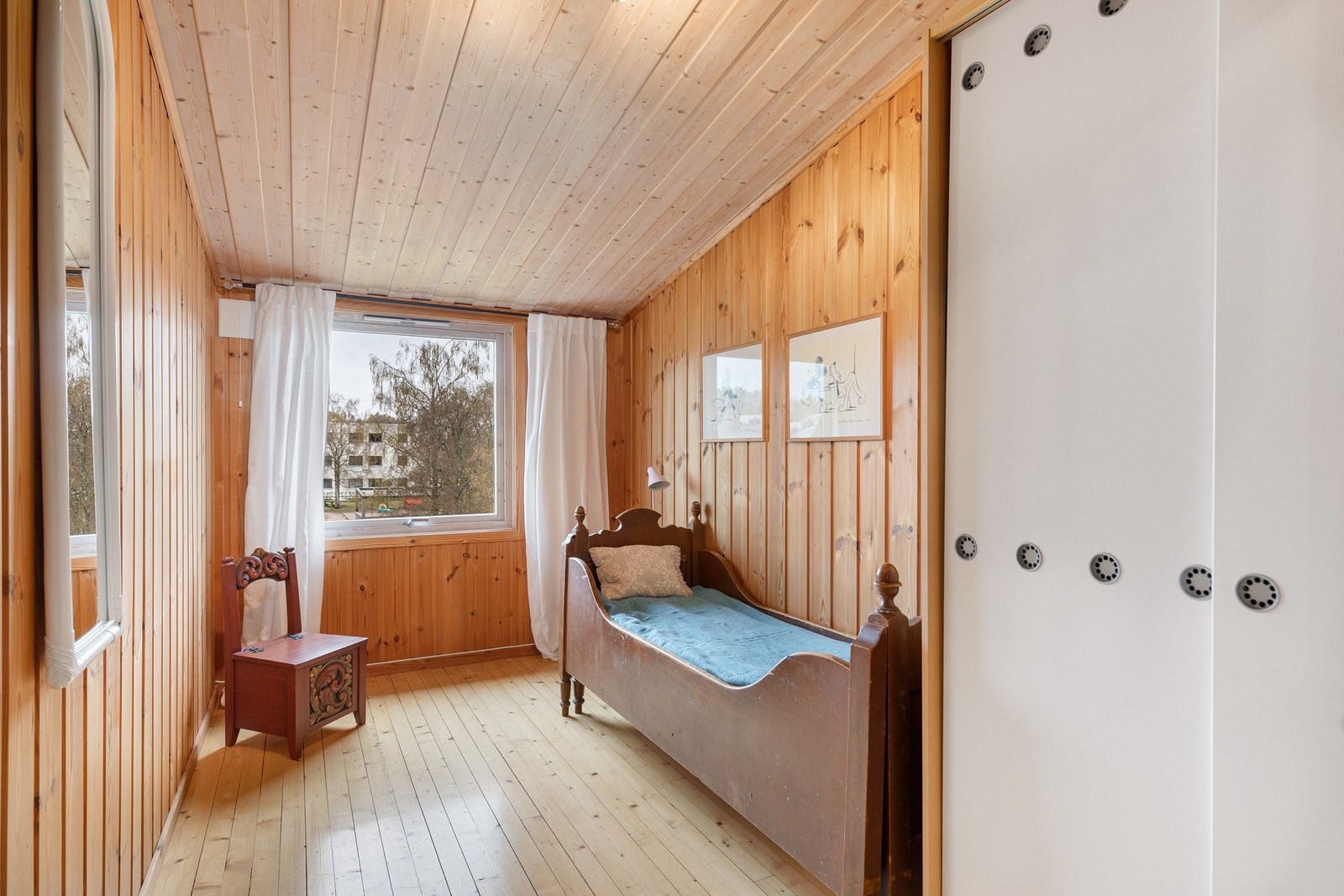 Soverom 2 og 3 har også fin størrelse, med plass til seng, arbeidspult og garderobe Galleribilde