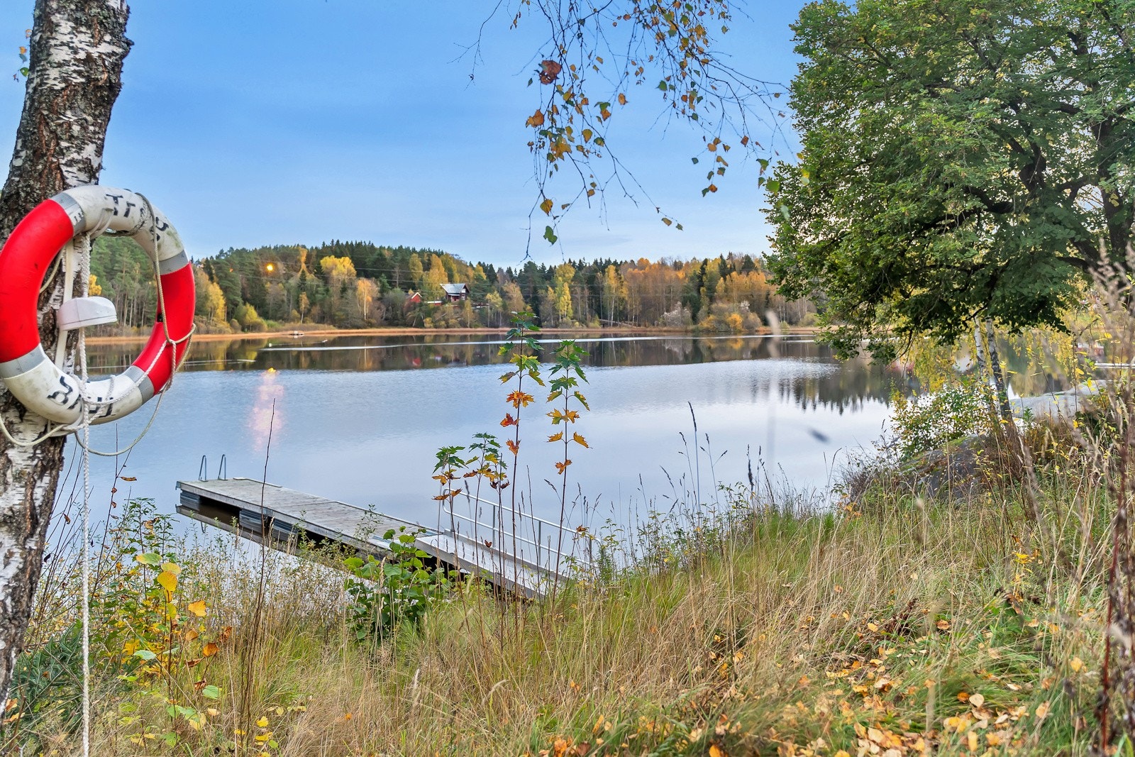 Tussetjernet ligger i fin gang- og sykkelavstand, og byr på badebrygge, svaberg og en tursti rundt vannet. Galleribilde
