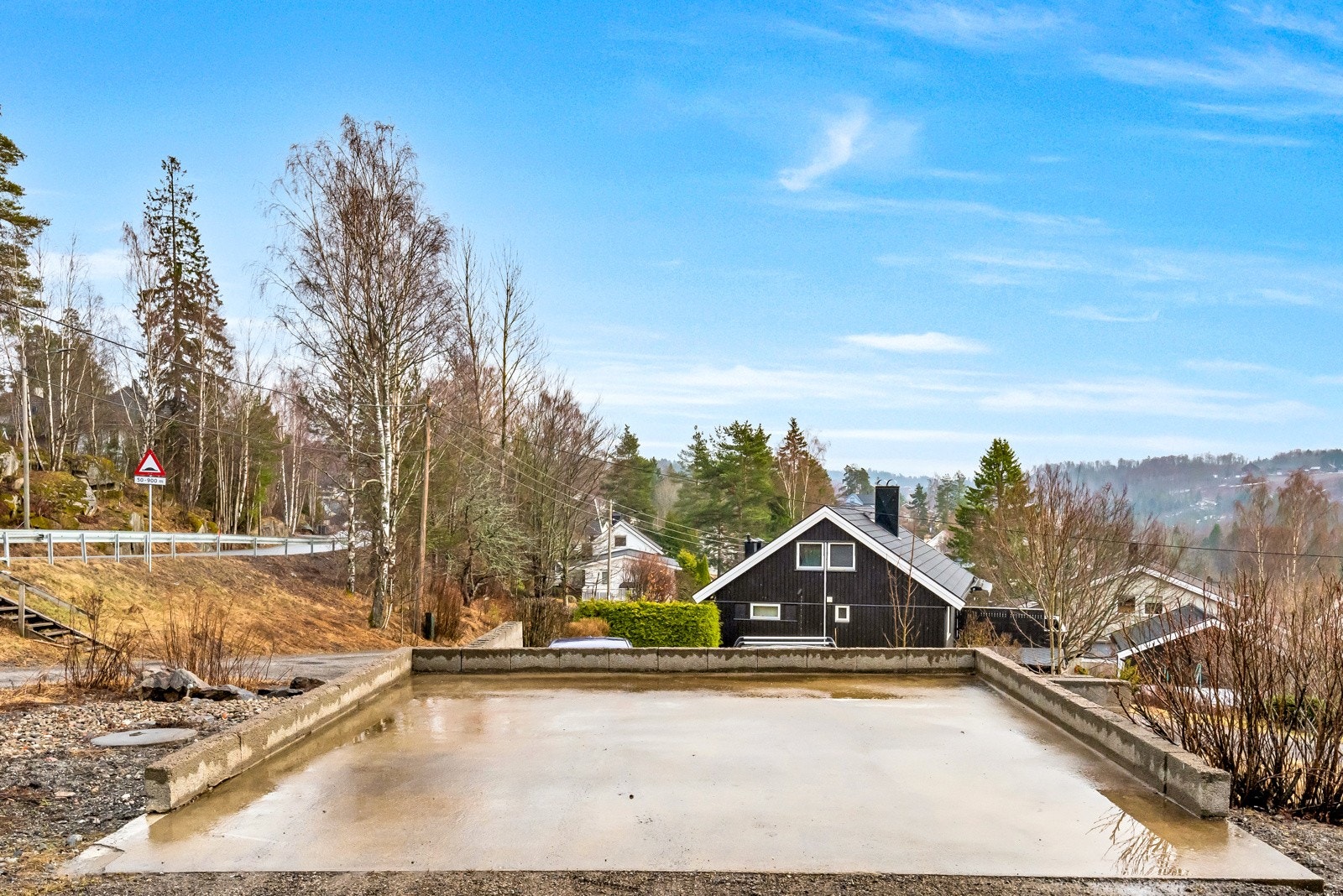 I tillegg disponerer boligen en biloppstillingsplass på felles biloppstillingsplass. Galleribilde
