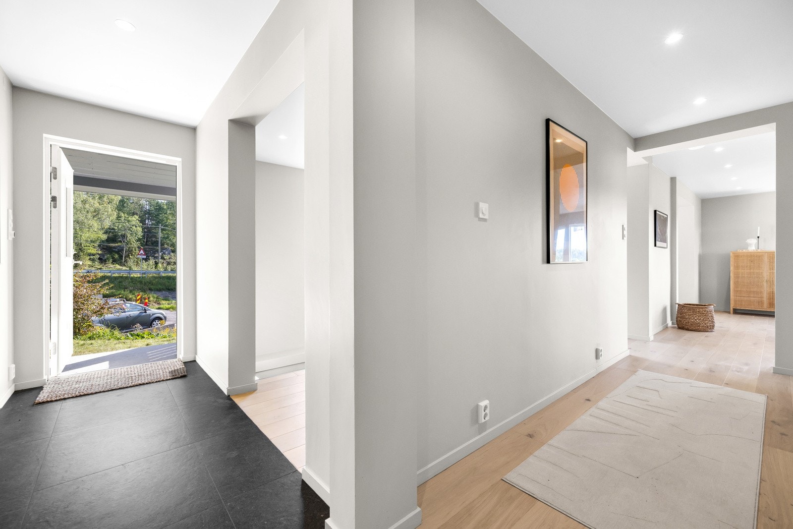 Boligen har eget inngangsparti i første etasje med takoverbygg. Entreen gir et moderne førsteinntrykk, og herfra er det adkomst ned til kjeller. Galleribilde