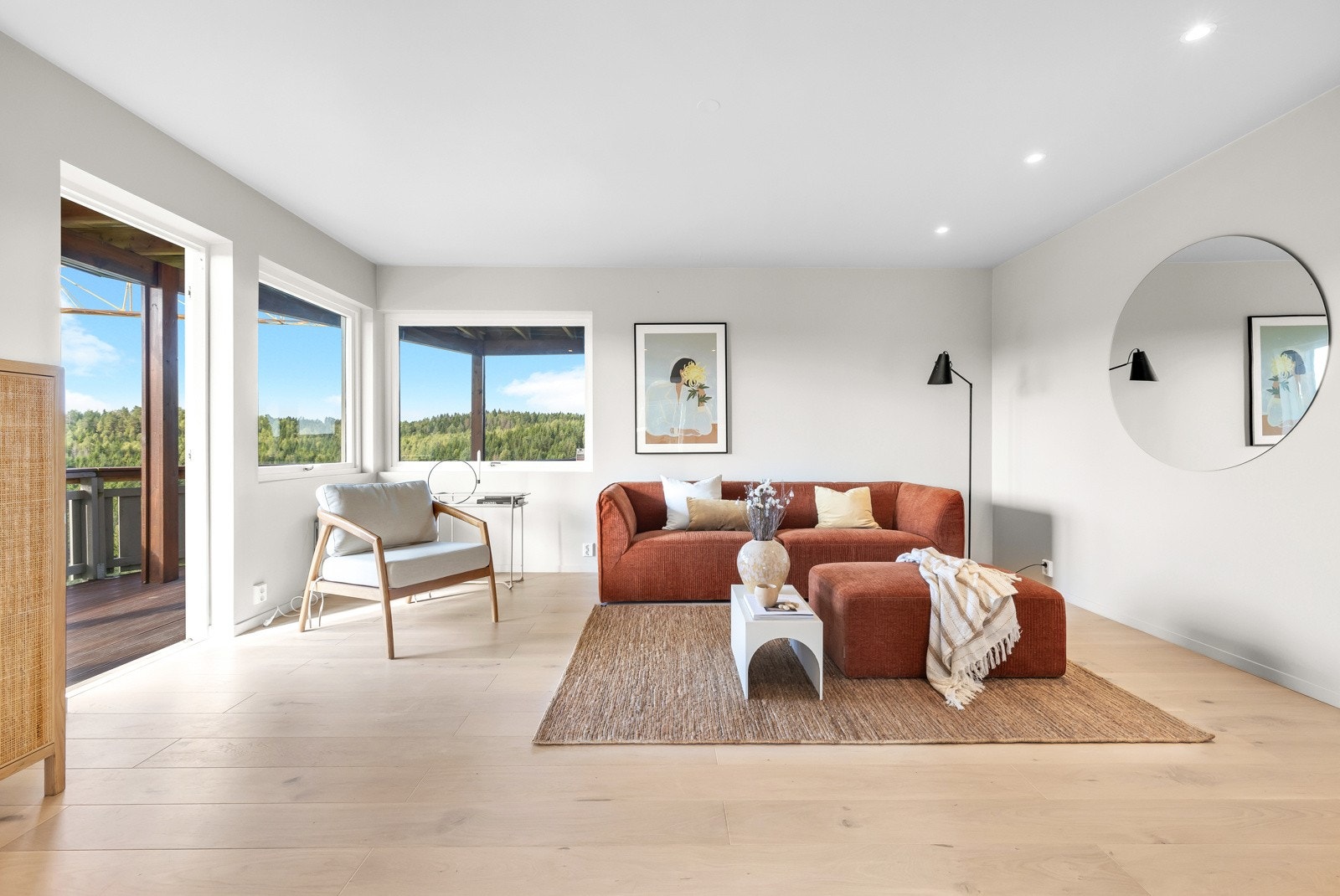 Stuen har enstavs parkett og veggene er slette med listefri overgang til både himling og vinduer. I himling er det velplassert downlights. Galleribilde