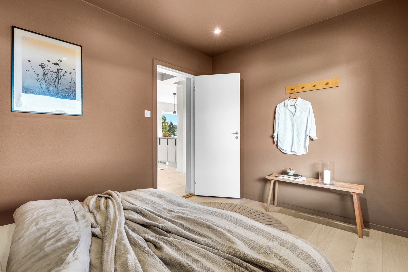 Soverommene har enstavs parkett og slette overflater med listefritt rundt vinduer og i overgang til himling. Vegger og himling er malt i en moderne tone. Galleribilde