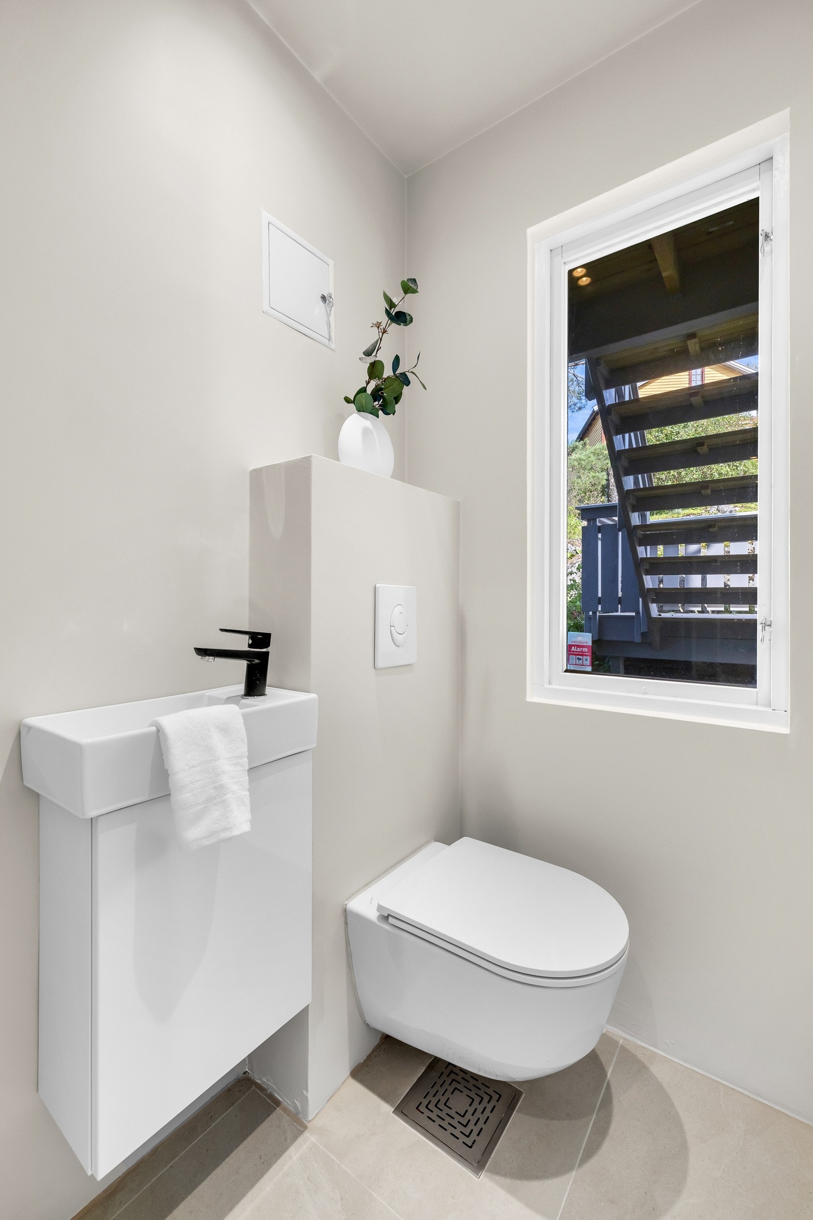 Toalettrommet har varmekabler og samme type gulvfliser som badet. Rommet er utstyrt med vegghengt toalett og håndvask med underskap. Galleribilde