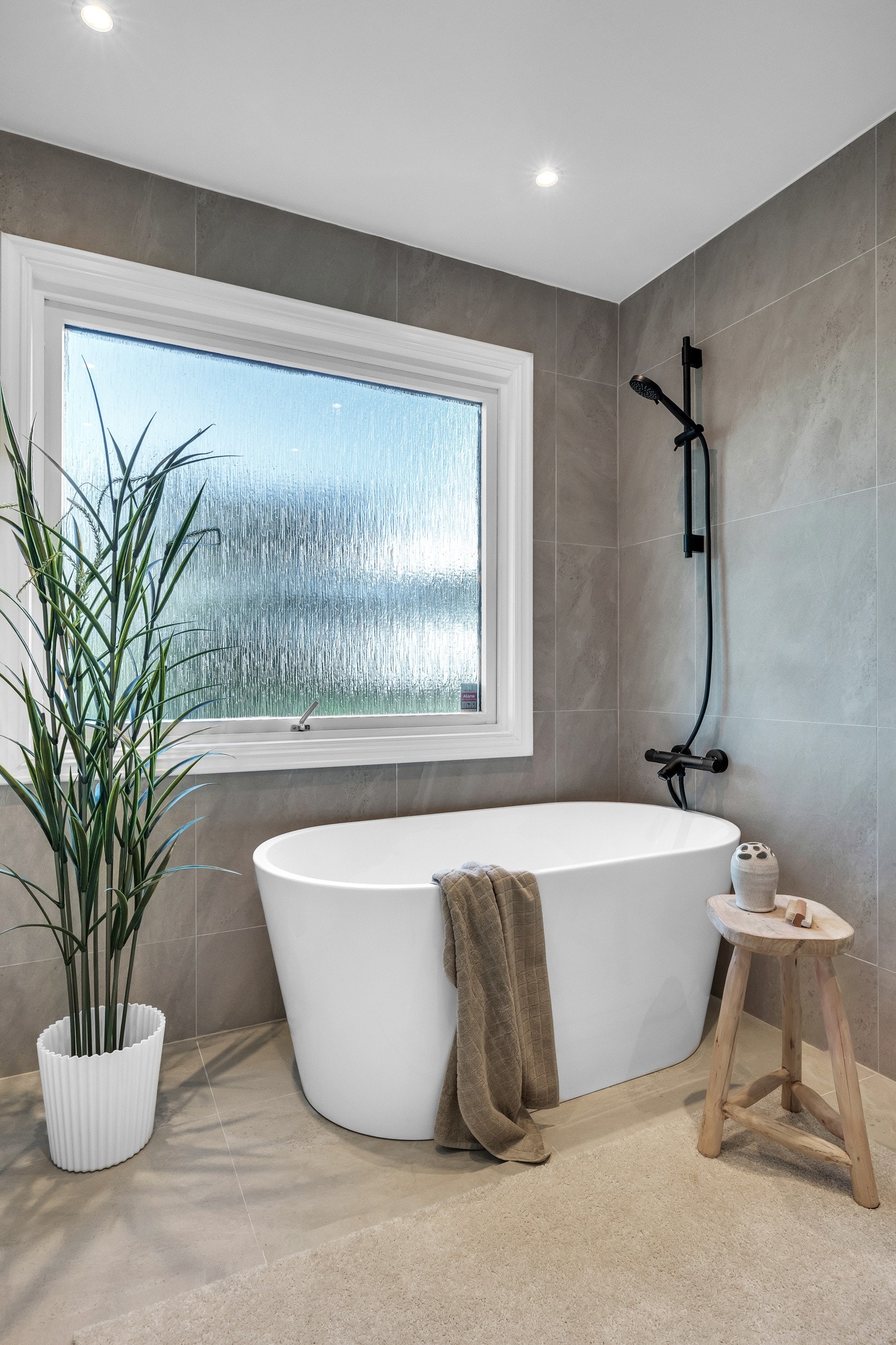 Badet har god størrelse og er utstyrt med et pent badekar. Galleribilde