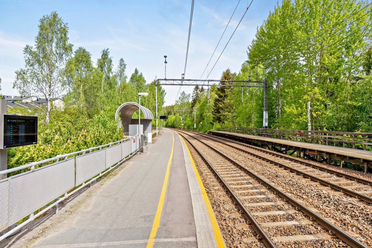 Med kort vei til Vevelstad stasjon, ca. 12 min gange, er det effektivt å komme seg til Oslo og andre steder. Galleribilde