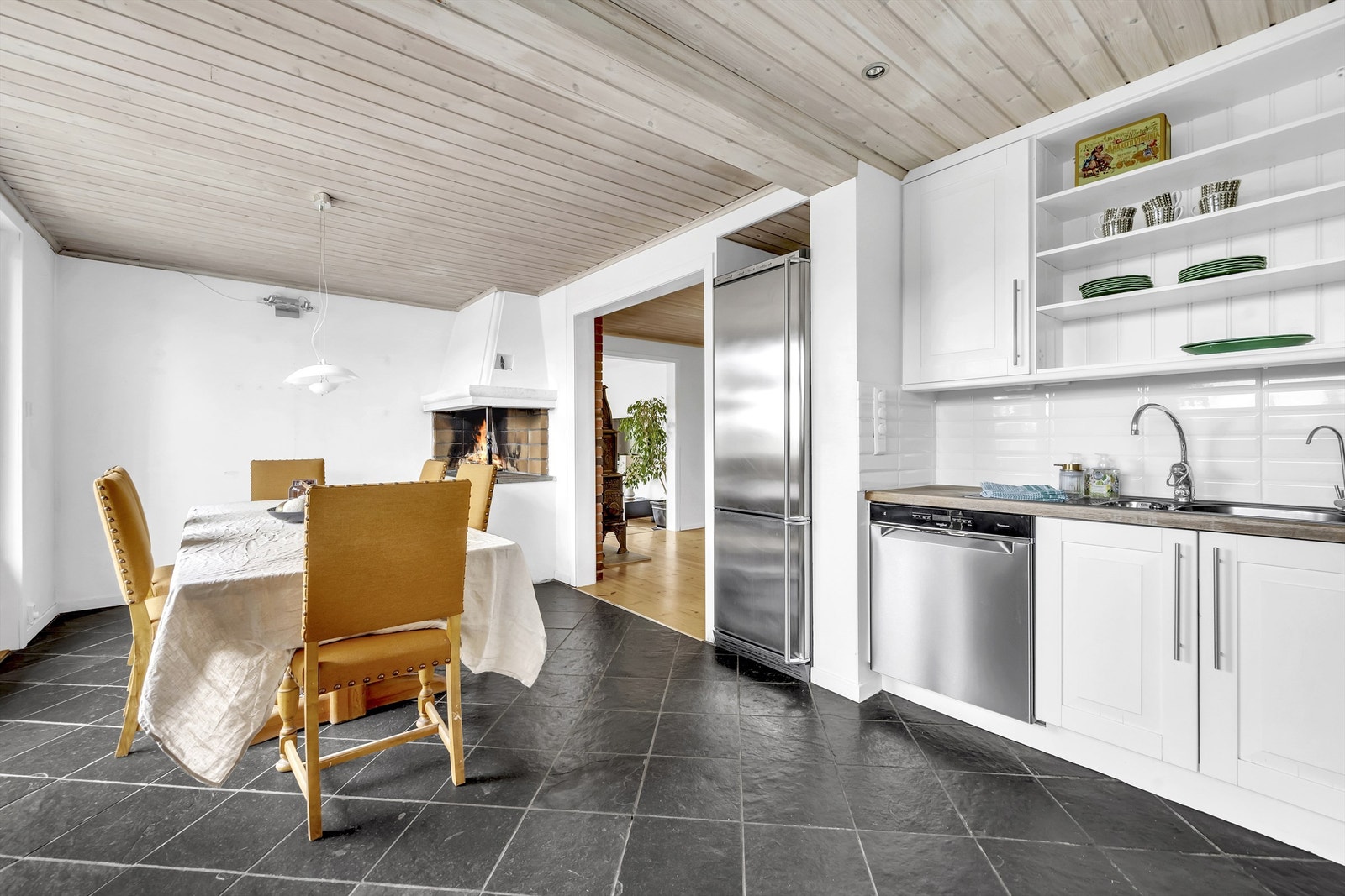 Hyggelig og lun peis i hjørnet på kjøkkenet Galleribilde