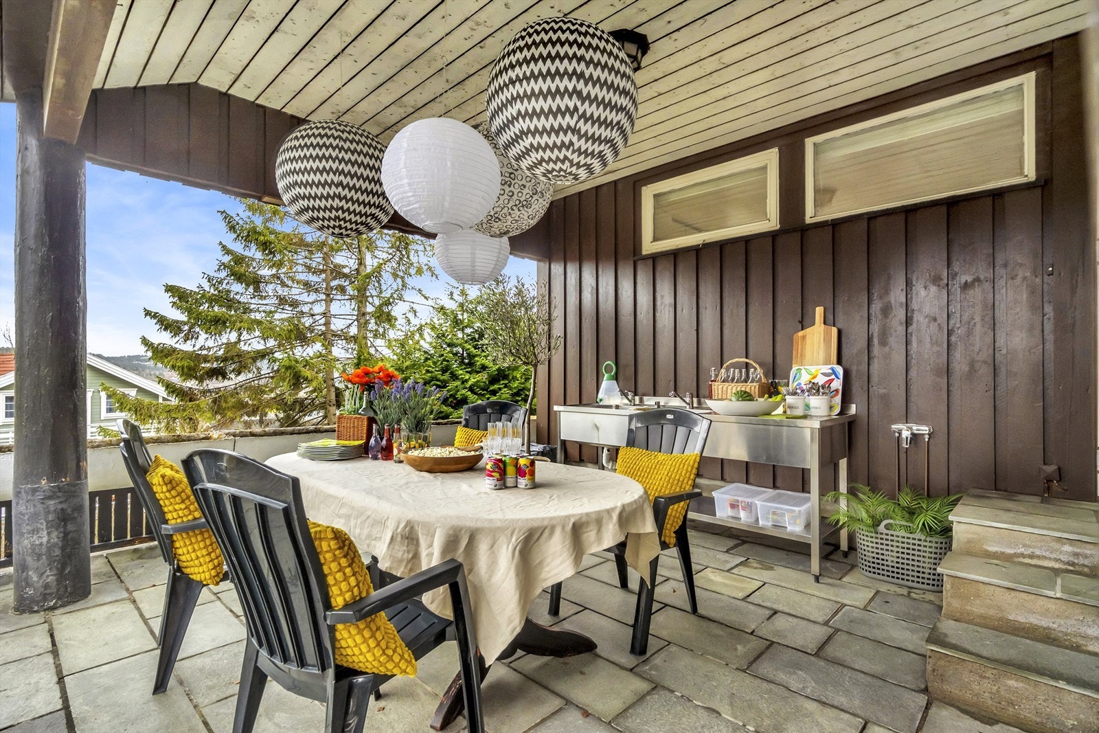 På tomten finnes det flere koselige og avskjermede uteplasser med gode solforhold, i tillegg til en stor hage Galleribilde