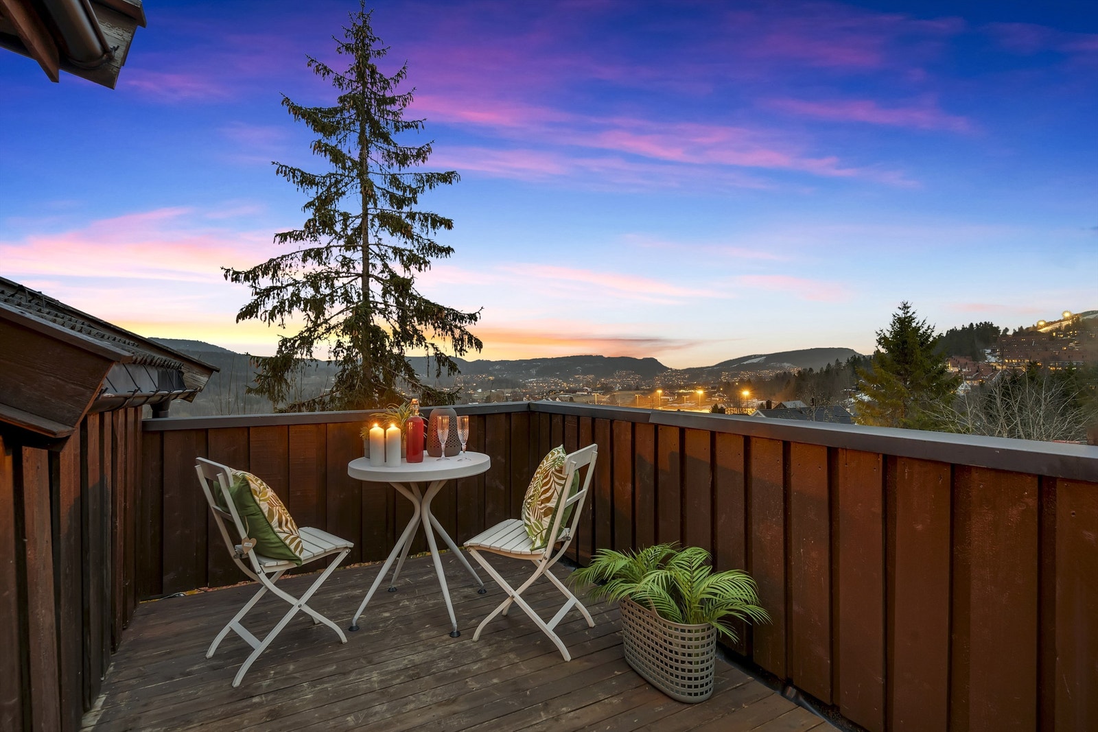 Velkommen til Bjerkekroken 16 - Attraktiv og familievennlig enebolig beliggende i rolig og barnevennlig blindvei Galleribilde