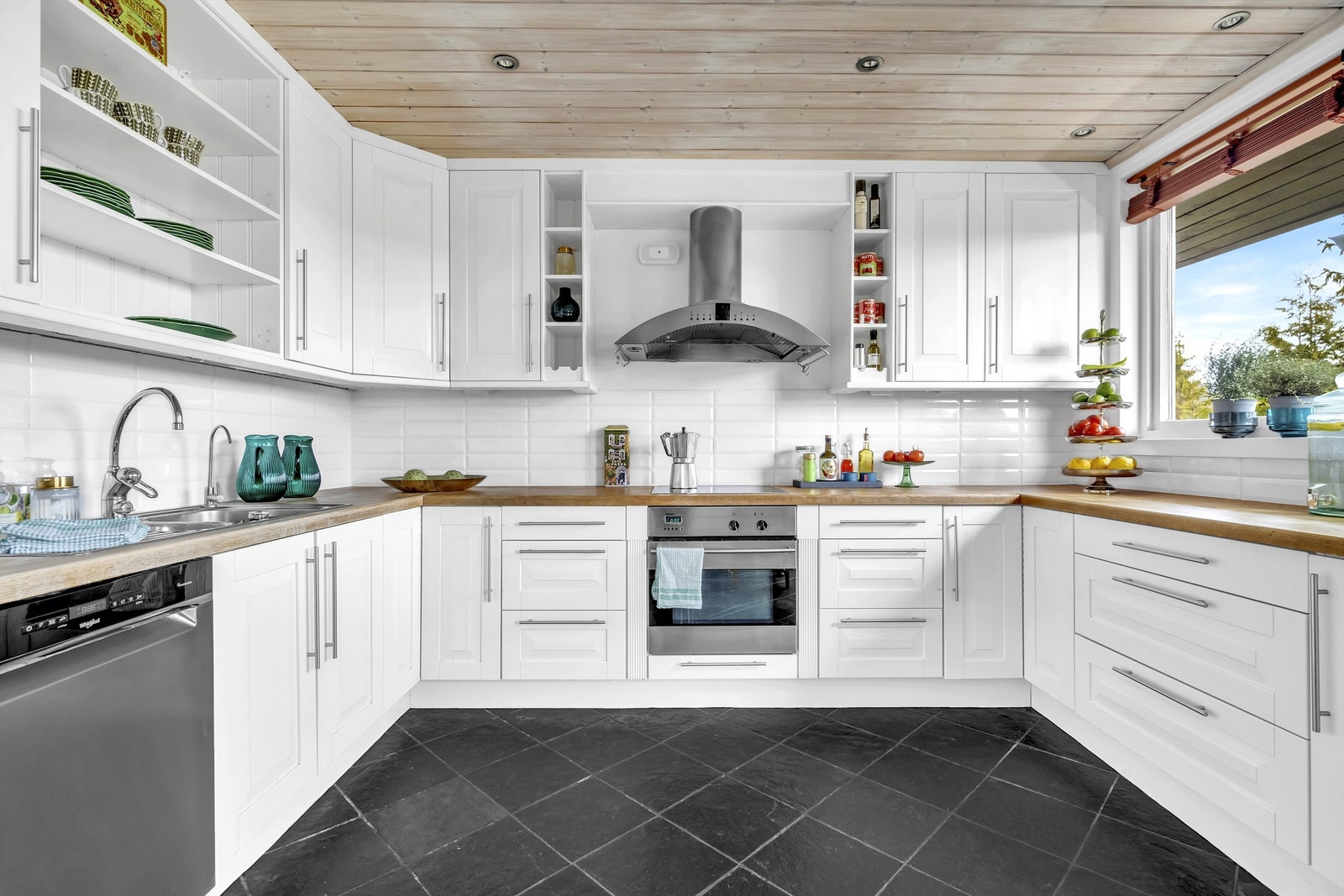 Hyggelig og stort kjøkken med lun åpen peis og god plass til spisegruppe Galleribilde