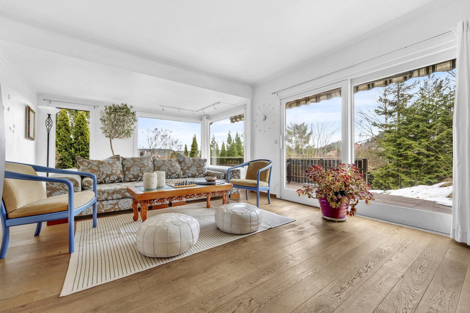 De store vinduflatene gir inn rikelig med naturlig lys Galleribilde