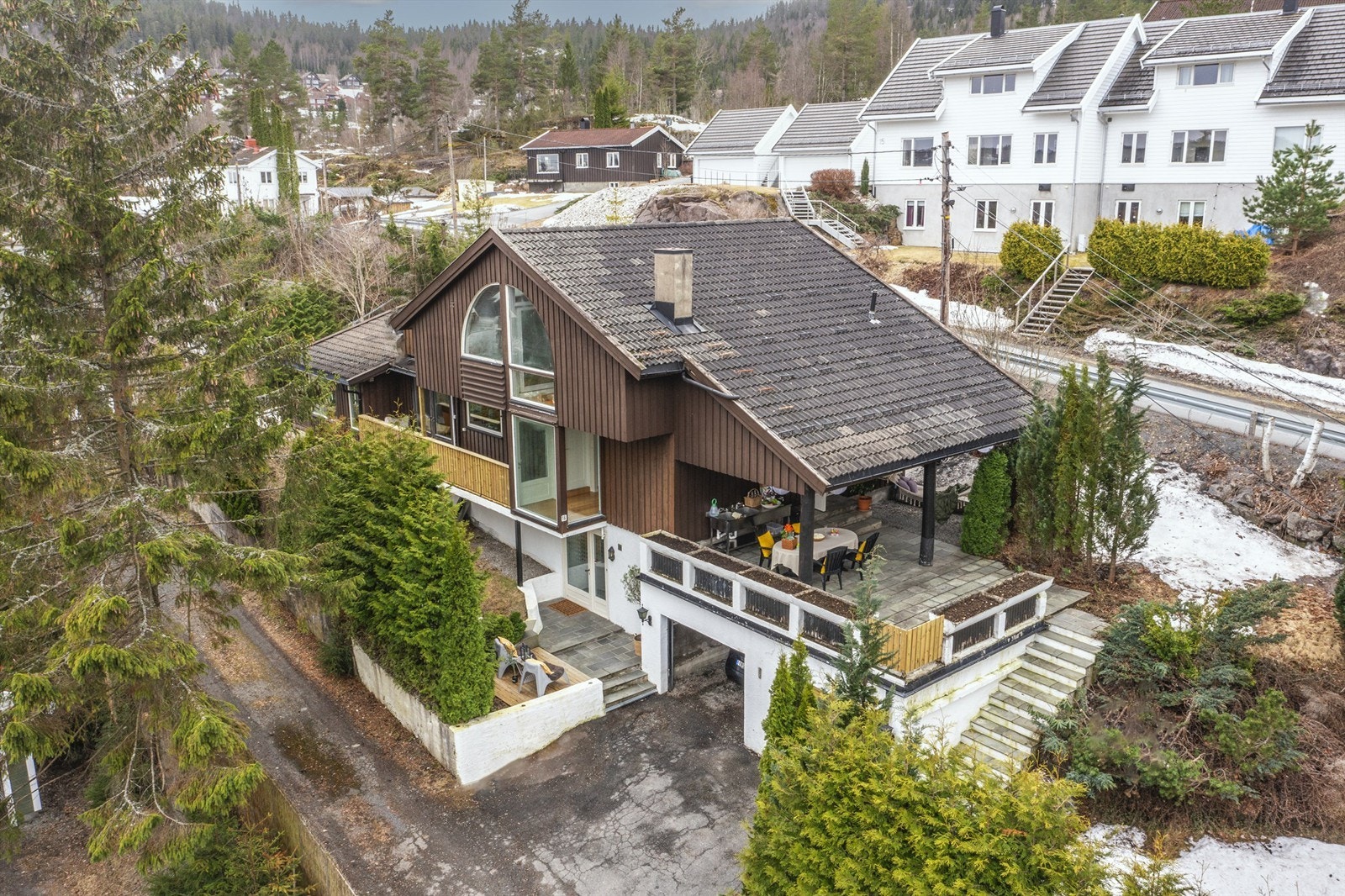 Attraktiv og familievennlig enebolig beliggende i rolig og barnevennlig blindvei, dobbelgarasje, flere terrasser Galleribilde