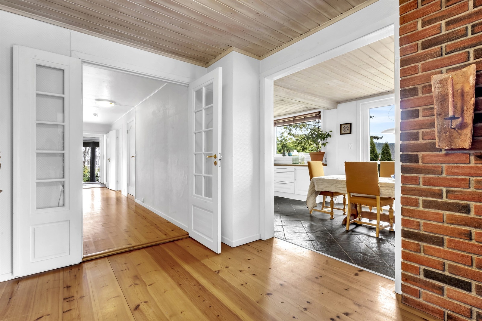 Etasjen er romslig med to baderom, stort kjøkken, stue samt utgang til terrasse på begge sider Galleribilde