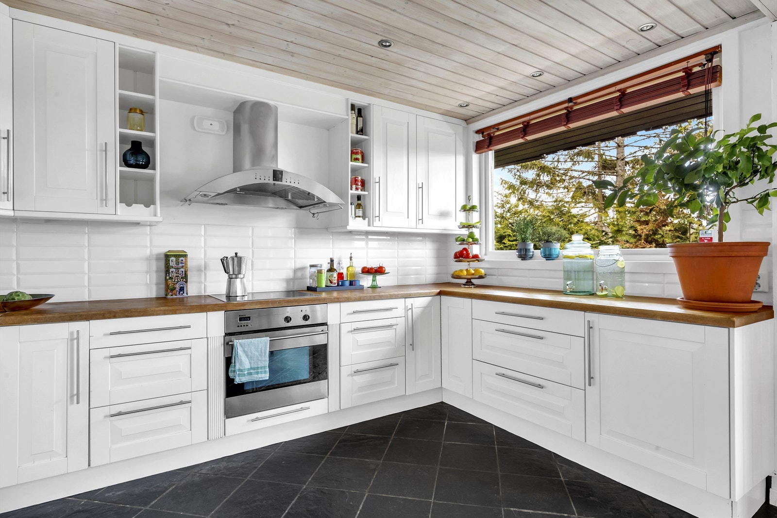 Videre er det integrerte hvitevarer som komfyr, oppvaskmaskin i benk og nedfelt platetopp. Det er et frittstående kjøleskap med frysedel Galleribilde