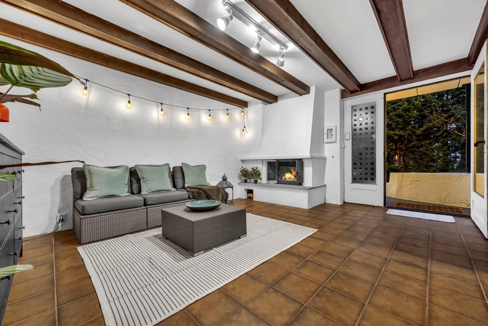 Romslig inngangsparti belagt med fliser Galleribilde