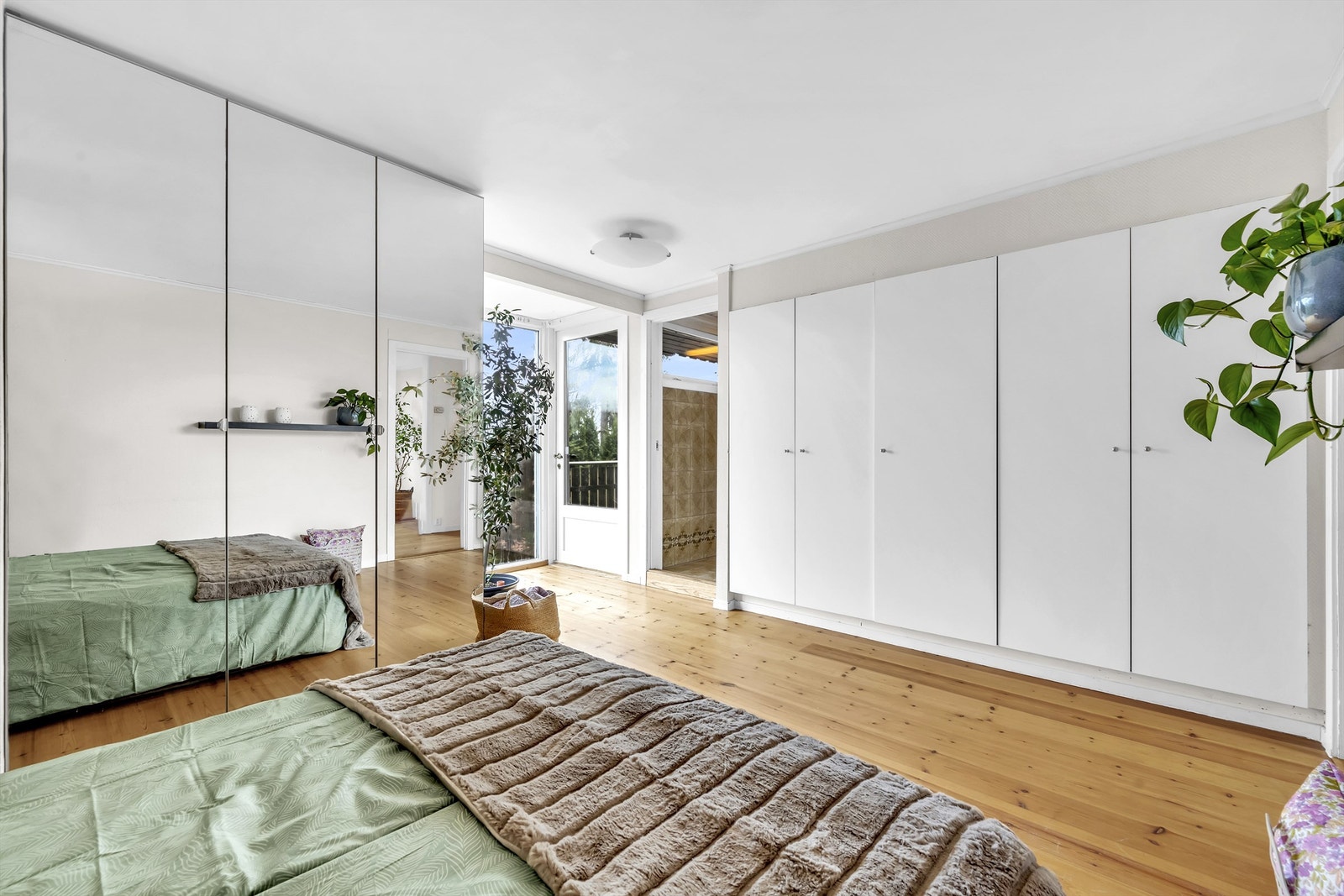 Det er et stort soverom i husets 1. etasje Galleribilde