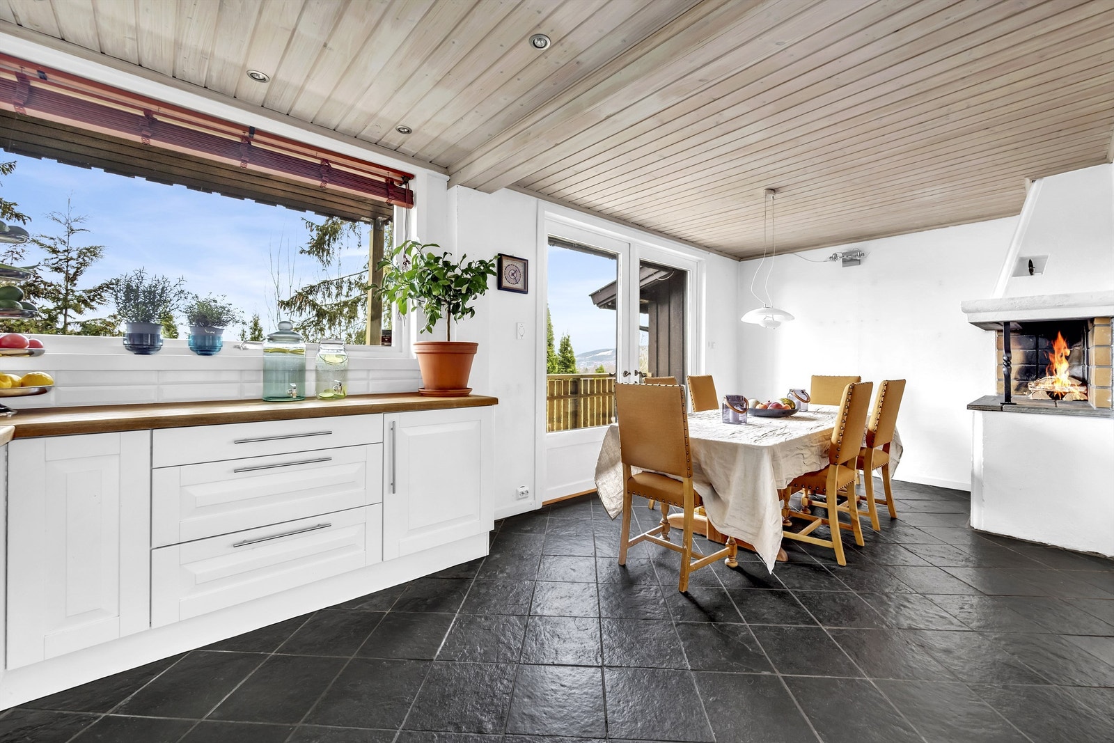 Hyggelig og stort kjøkken med lun åpen peis og god plass til spisegruppe Galleribilde