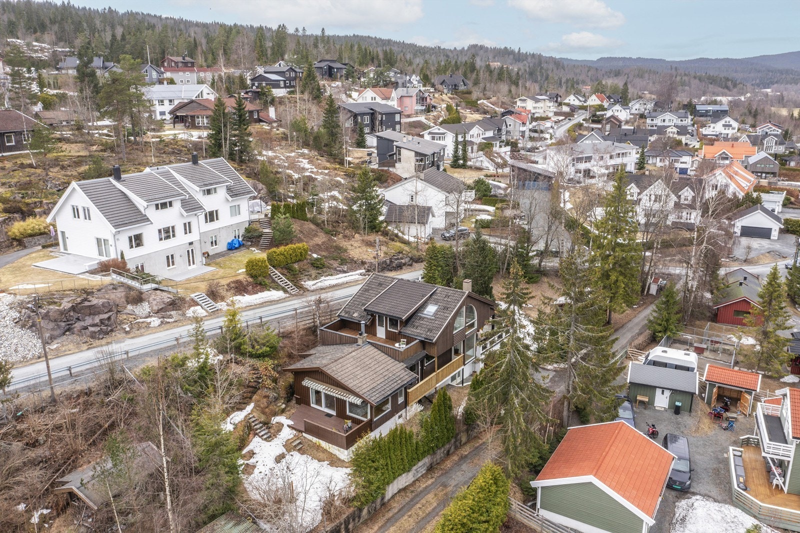 Fra eiendommen er det nærhet til marka med flott turterreng som gir god rekreasjon på helårsbasis Galleribilde