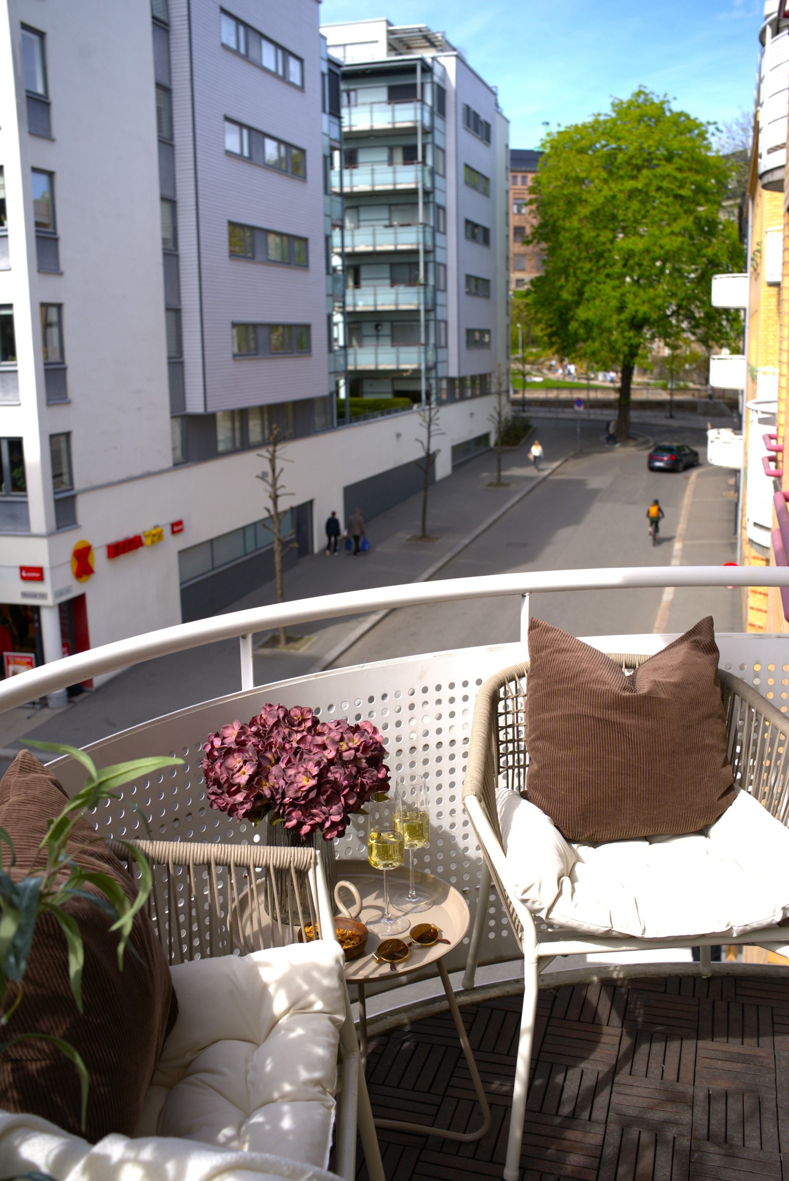 Her er det plass for en liten sittegruppe hvor sommeren nytes i skjermede omgivelser. Galleribilde