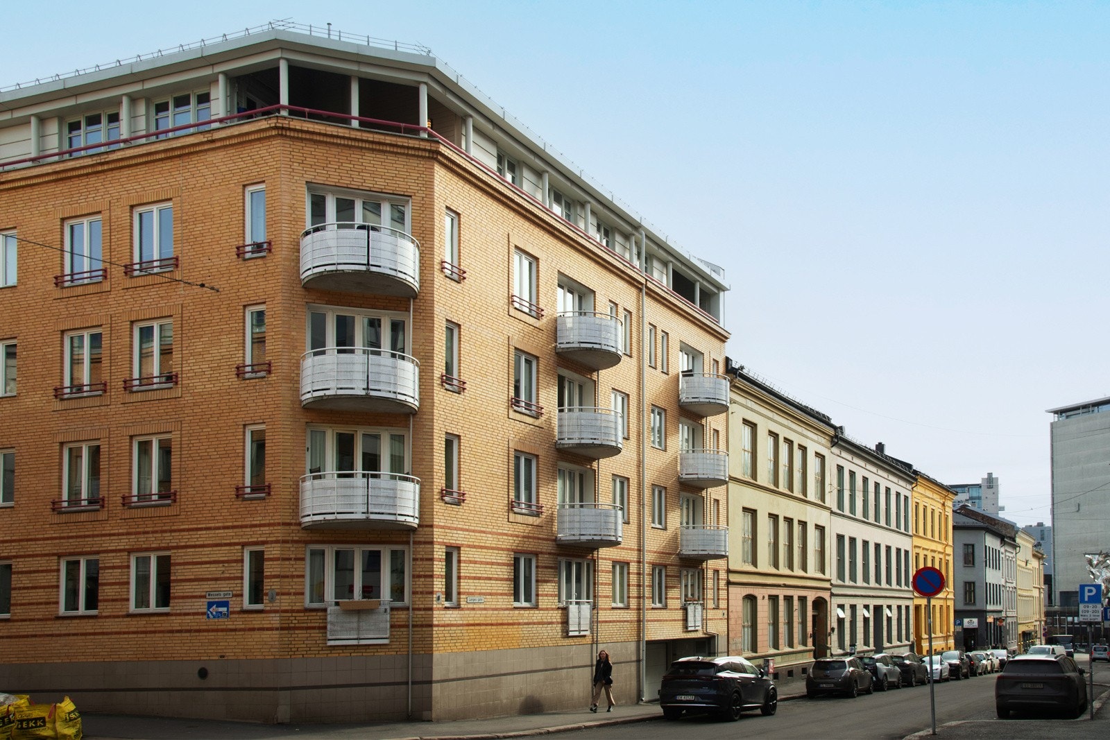 Velkommen til Wessels gate 16 - et svært koselig og ettertraktet borettslag, som med sin sentrale men tilbaketrukkede beliggenhet midt i hjertet av Oslo har noe for enhver. Galleribilde