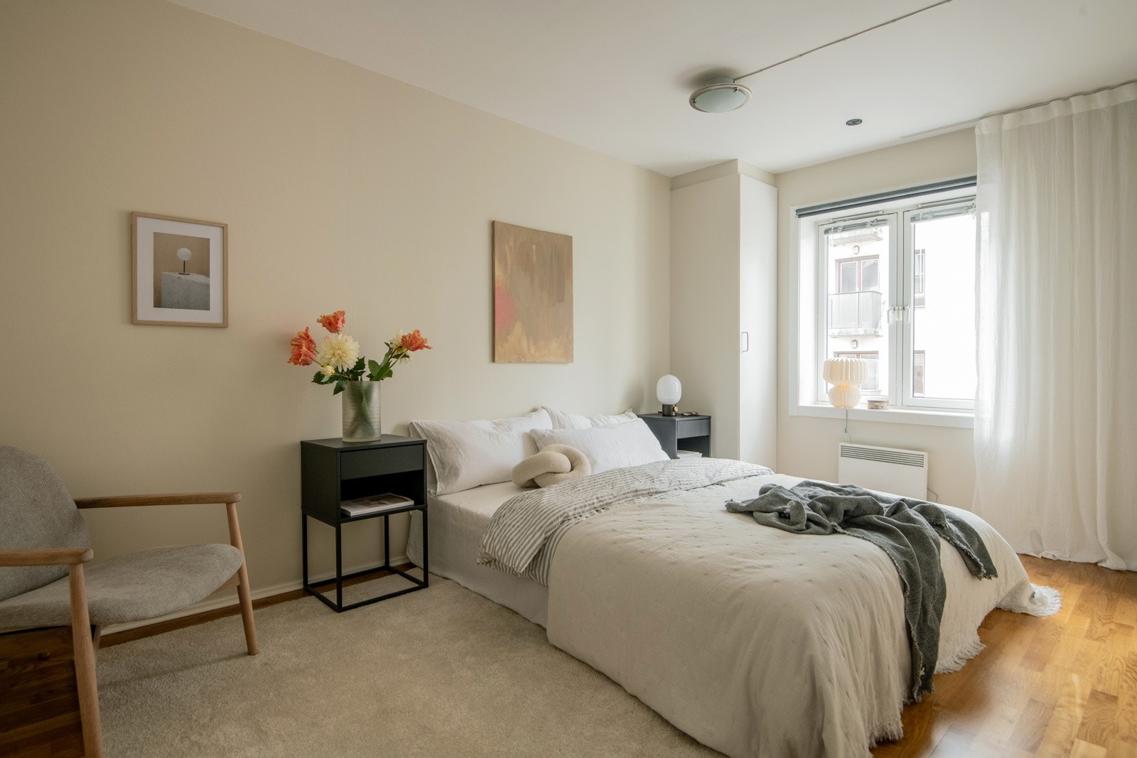 Som med resten av leiligheten er også soverommet er av god størrelse og har plass for stor dobbeltseng med tilhørende nattbord på hver side. Galleribilde