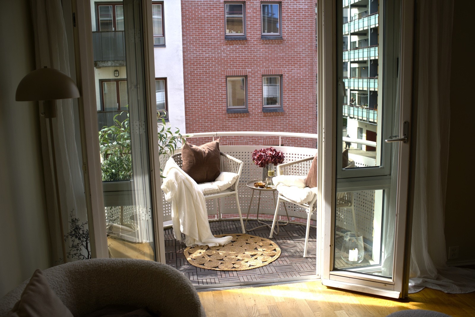 Balkongen, som strekker seg ut fra stuen, er et perfekt sted for å slappe av og nyte utsikten, enten det er morgenkaffe eller kveldens ro Galleribilde