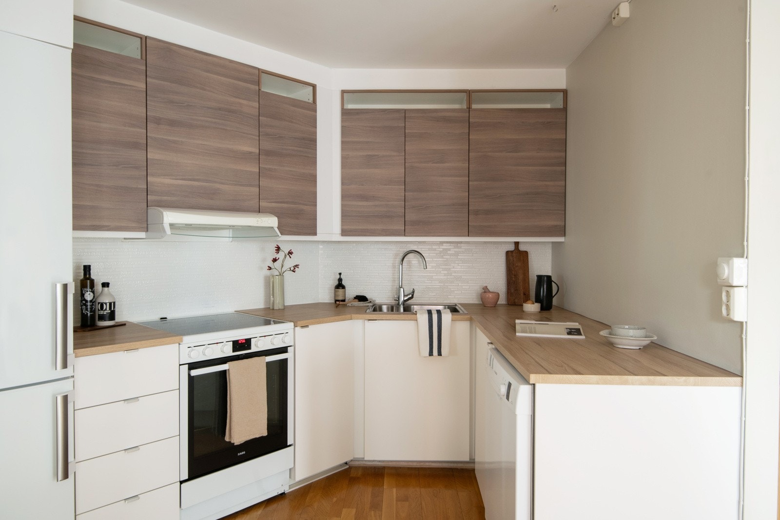 Kjøkkenet er utstyrt med kombiskap med kjøl/frys, oppvaskmaskin, komfyr, ventilator med utluft og oppvaskkum. Galleribilde