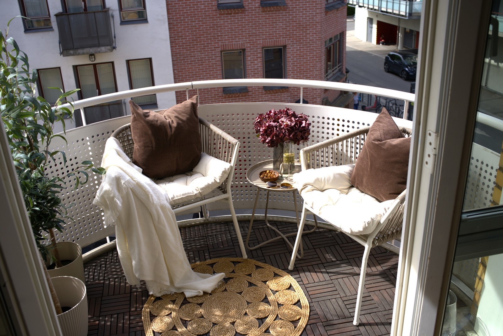 Fra stuen er det direkte utgang til en solrik, vestvendt balkong på 3 kvm. Galleribilde