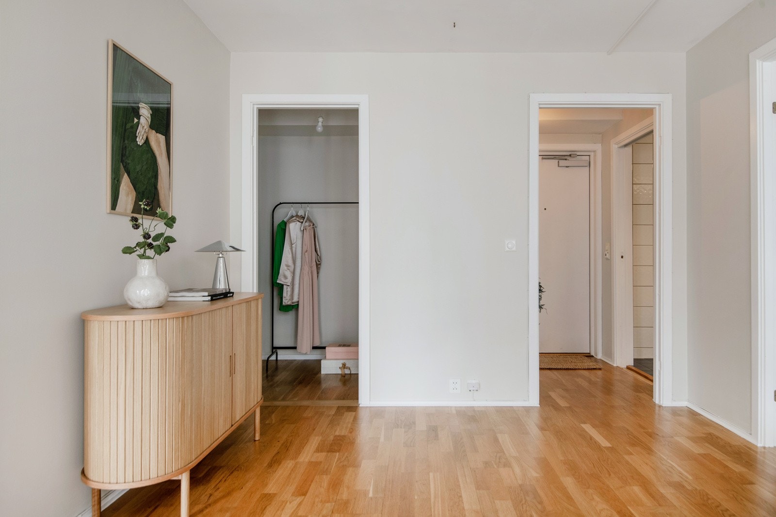 Fra stuen er det også inngang til et praktisk kott. Galleribilde