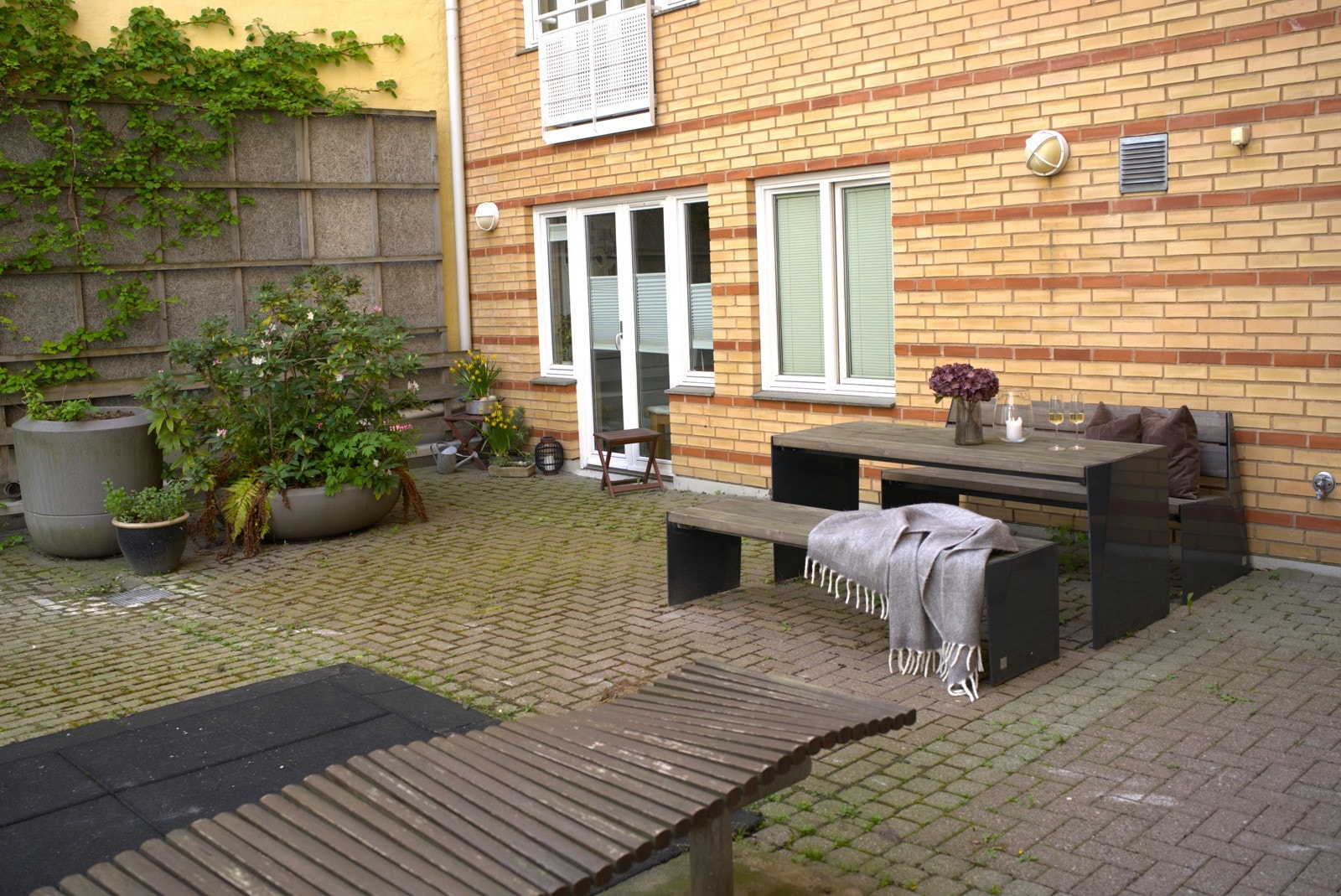 Bakgården har rikelig med sykkelparkering, et lite lekeområde og sittegruppe. Galleribilde