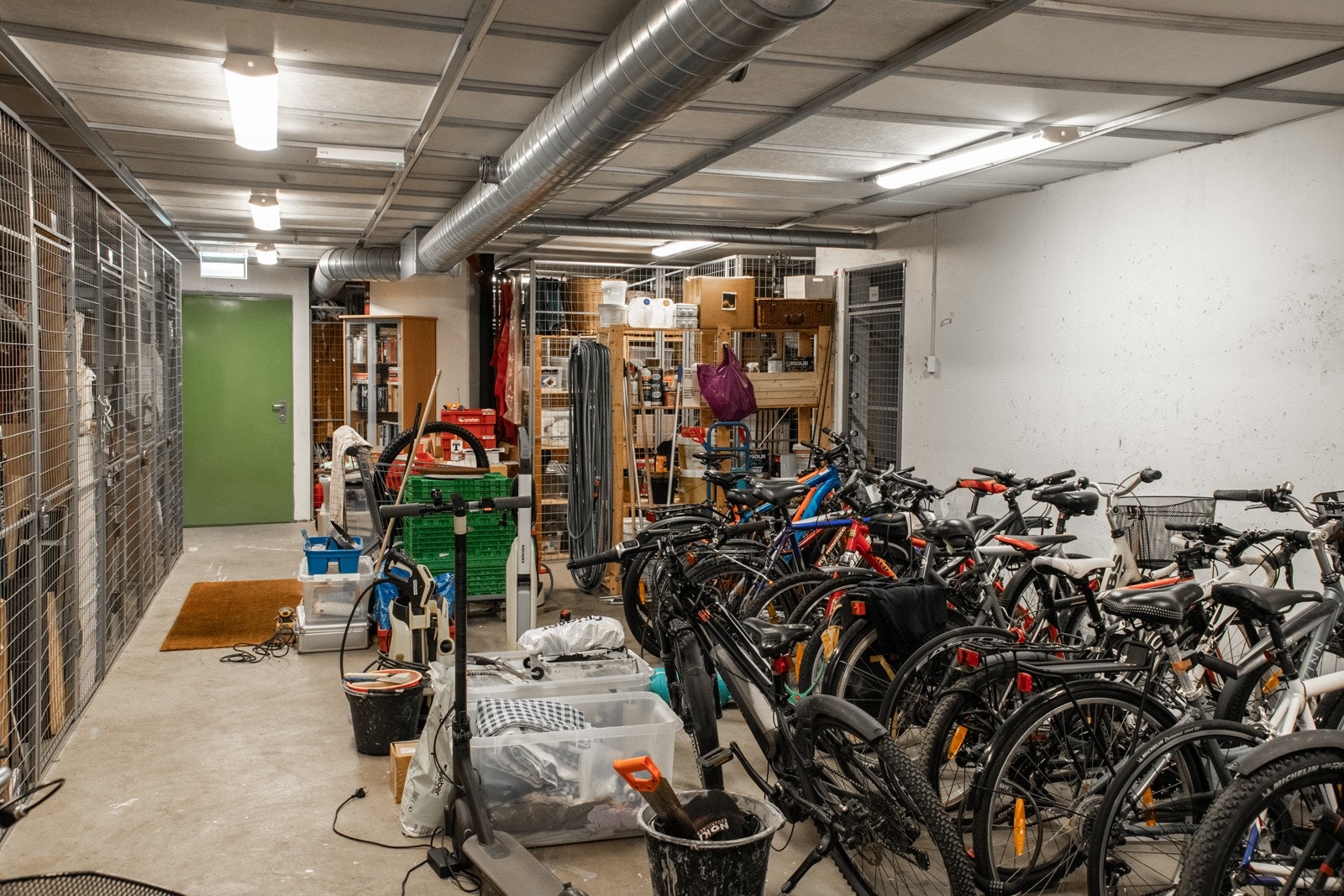 I kjelleretasjen finner man boder og sykkelrom som har enkel adkomst via garasjen. Galleribilde